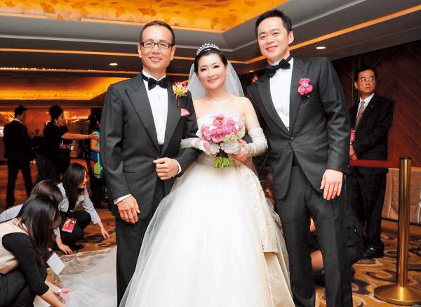 2011年，張承中跟才遭火灼傷、復健的Selina完婚，從此他有不離不棄的愛妻形象。（華研提供）