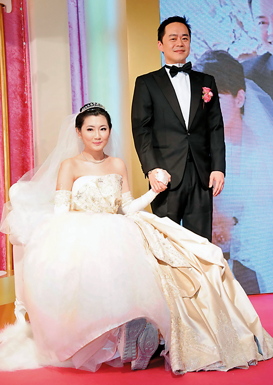 2011年，張承中跟才遭火灼傷、復健的Selina完婚，從此他有不離不棄的愛妻形象。（華研提供）