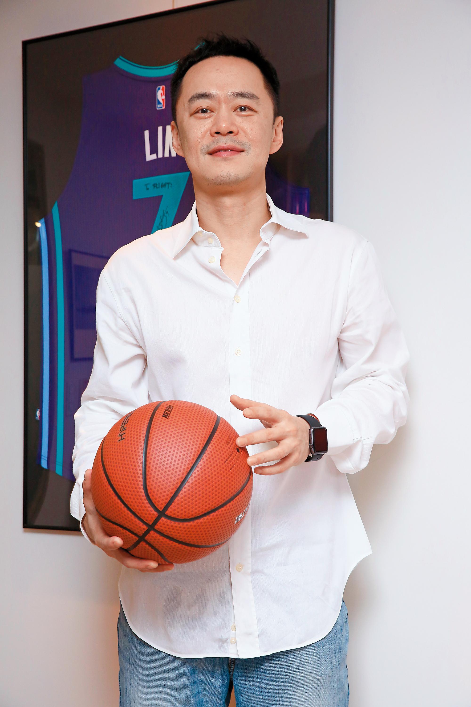 雖然已經45歲,張承中依舊魅力無窮,許多妹想要黏他。