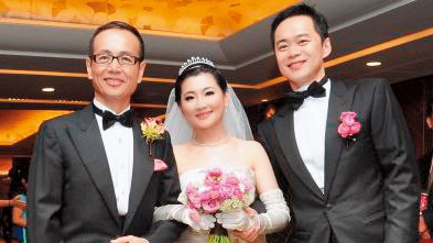 2011年,張承中跟才遭火灼傷、復健的Selina完婚,從此他有不離不棄的愛妻形象。(華研提供)
