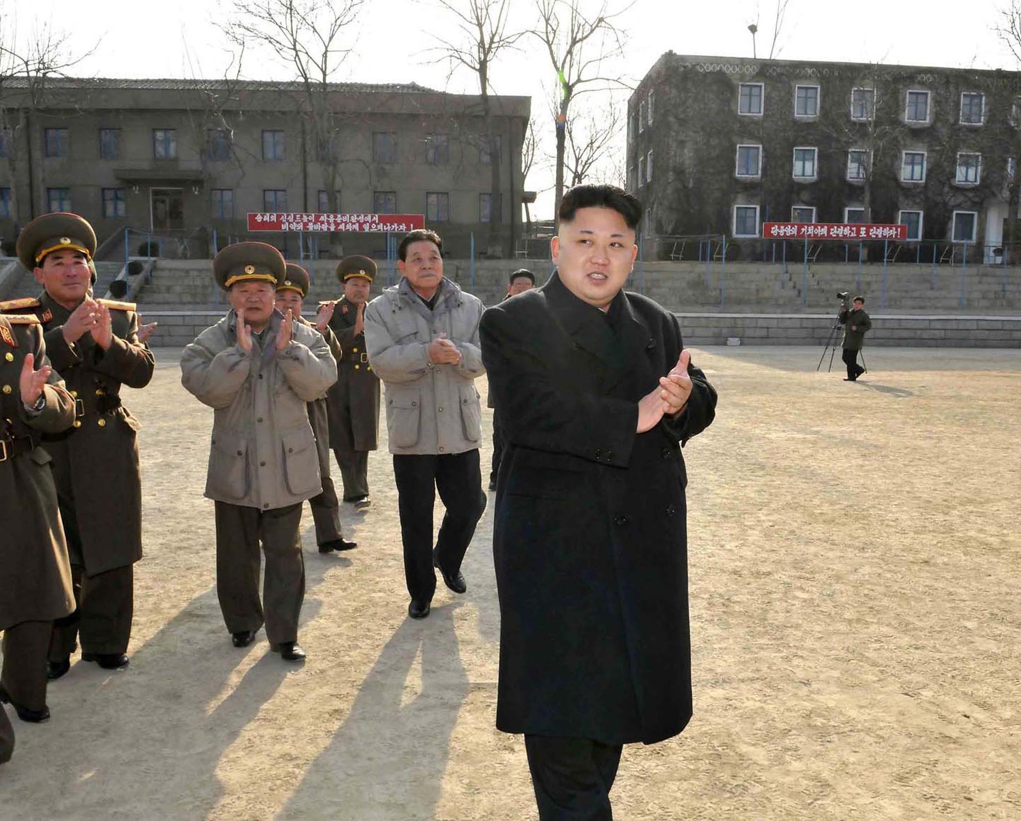 北韓領導人金正恩頻頻試射飛彈,破壞東北亞局勢穩定,還嗆核彈按鈕在桌上。(東方IC)