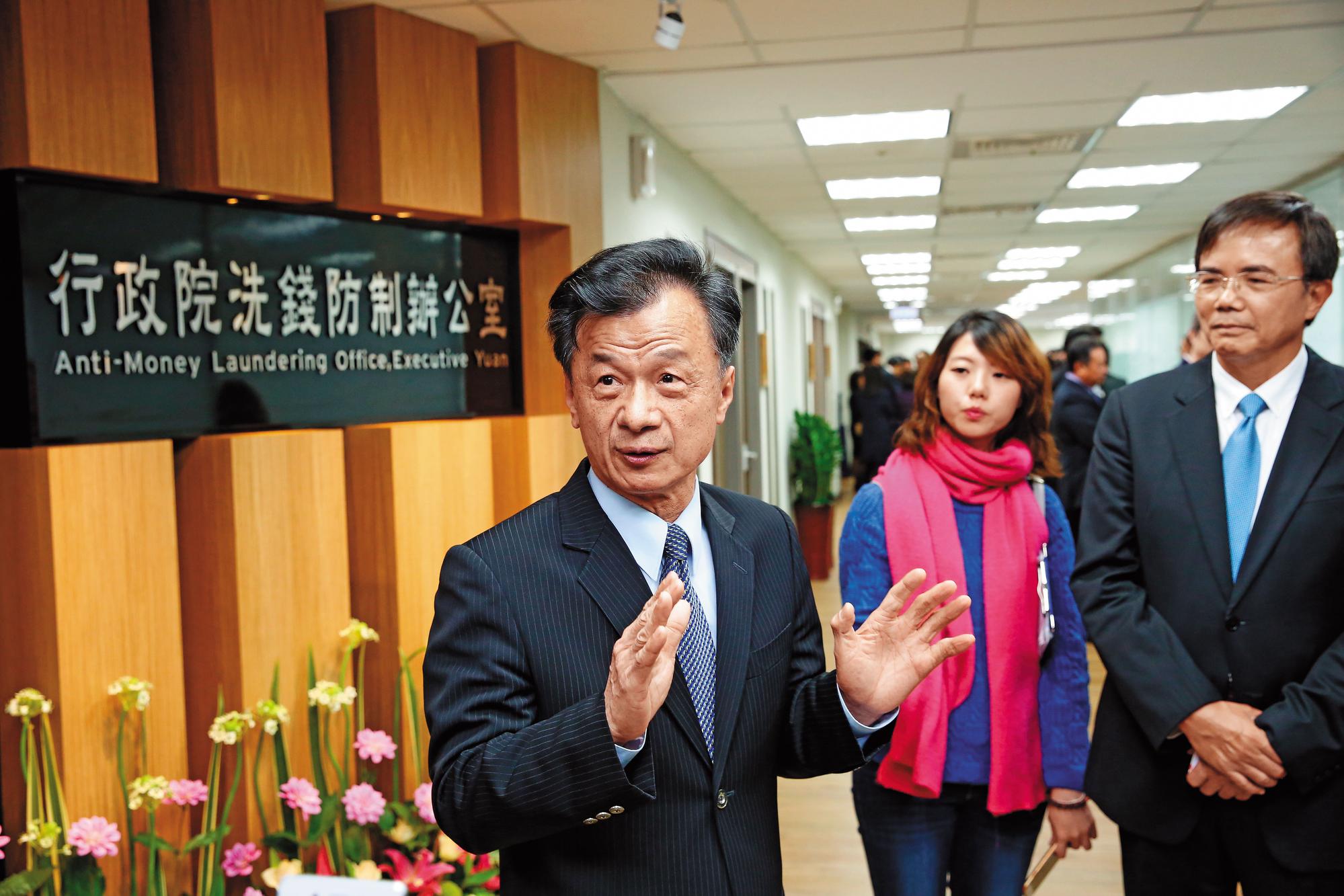 邱太三(左)主掌的法務部這次出重手,嚴懲油商,避免一場國際風暴。圖為洗錢防制辦公室揭牌照。