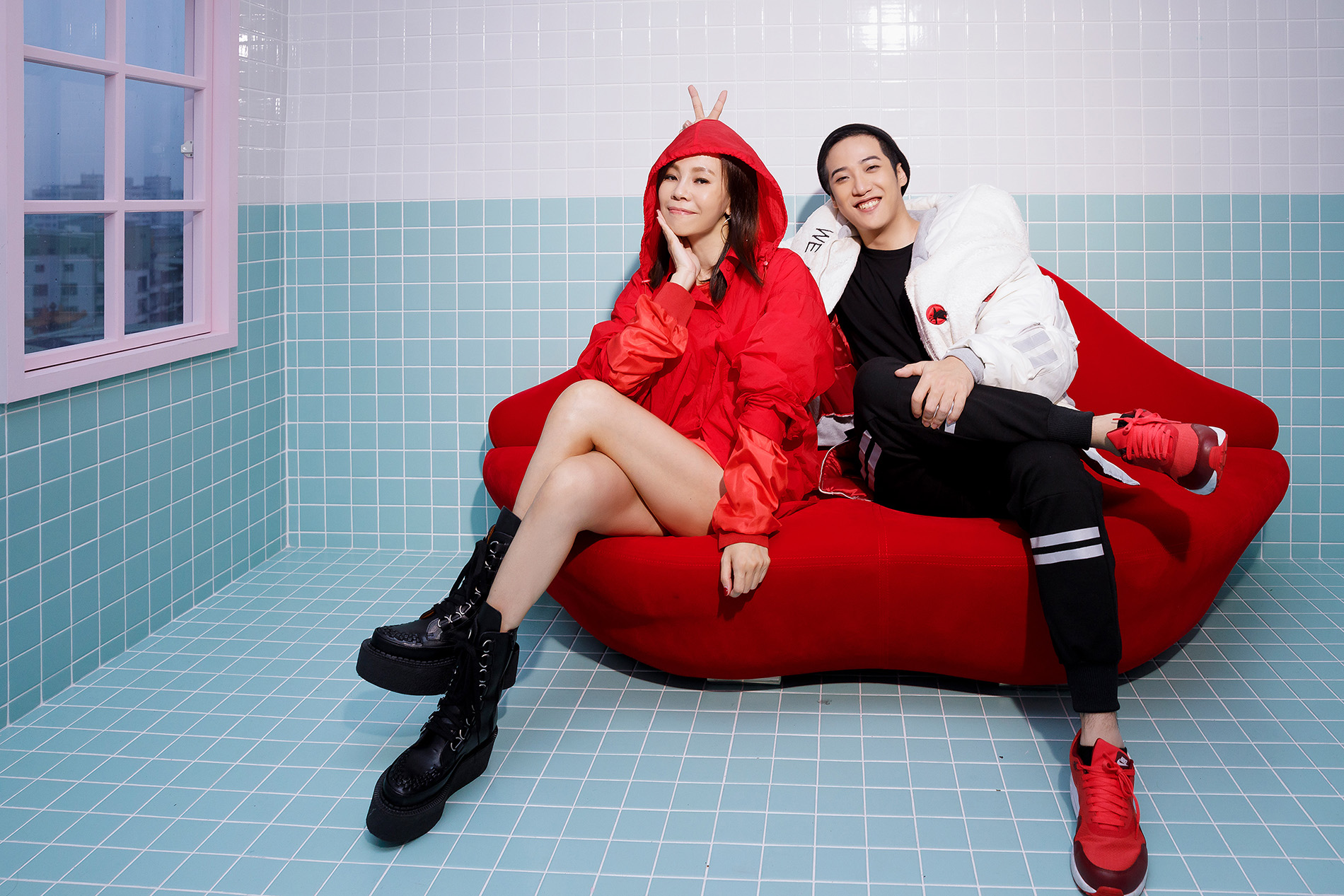 彭佳慧邀來熊仔合作新歌〈關你屁事啊〉，兩人合作靠一杯咖啡搞定。（索尼音樂提供）