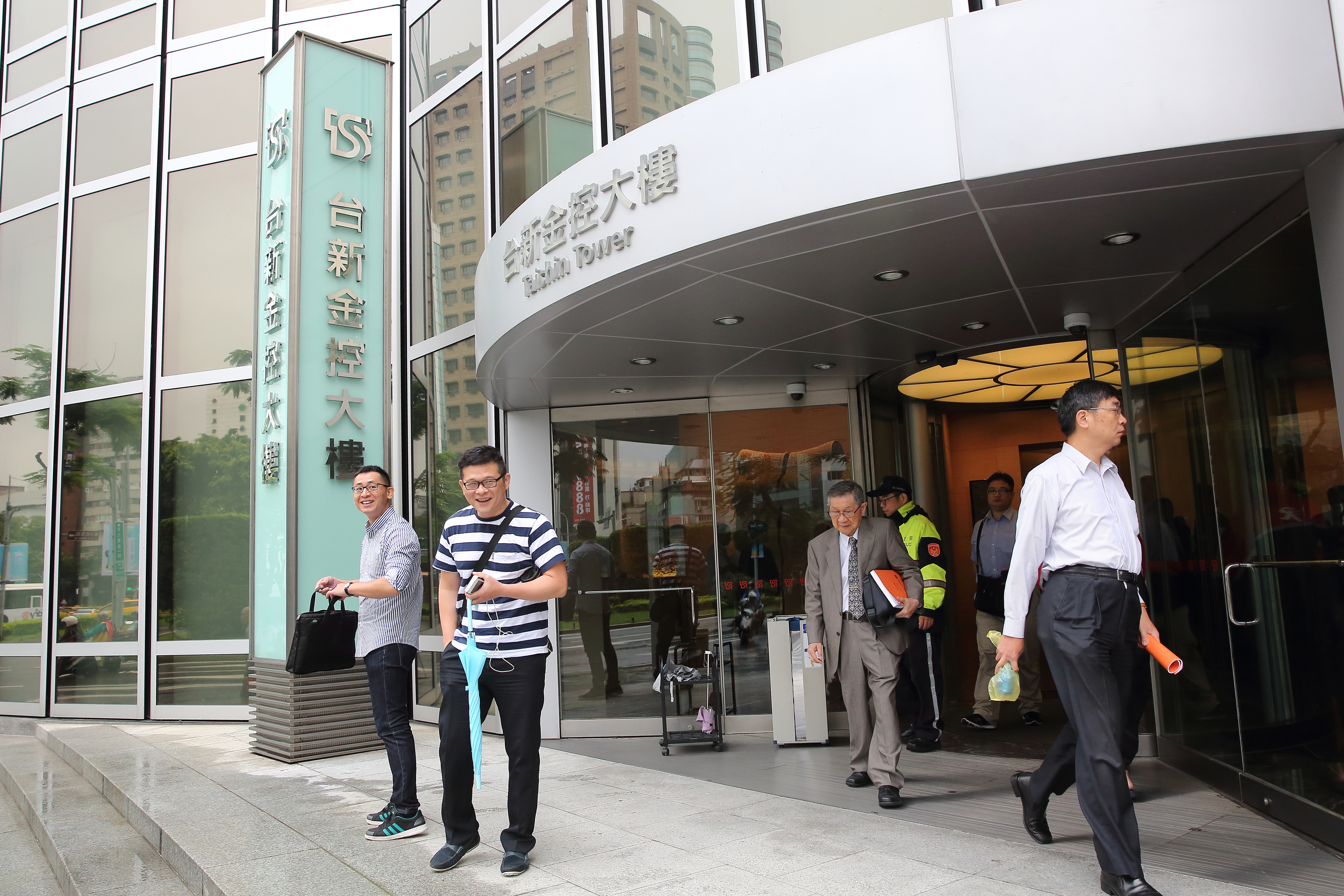 總資產達1.6兆元的台新金，在國內金控排名中段班，獲利良好，因而被寶佳資產看上。