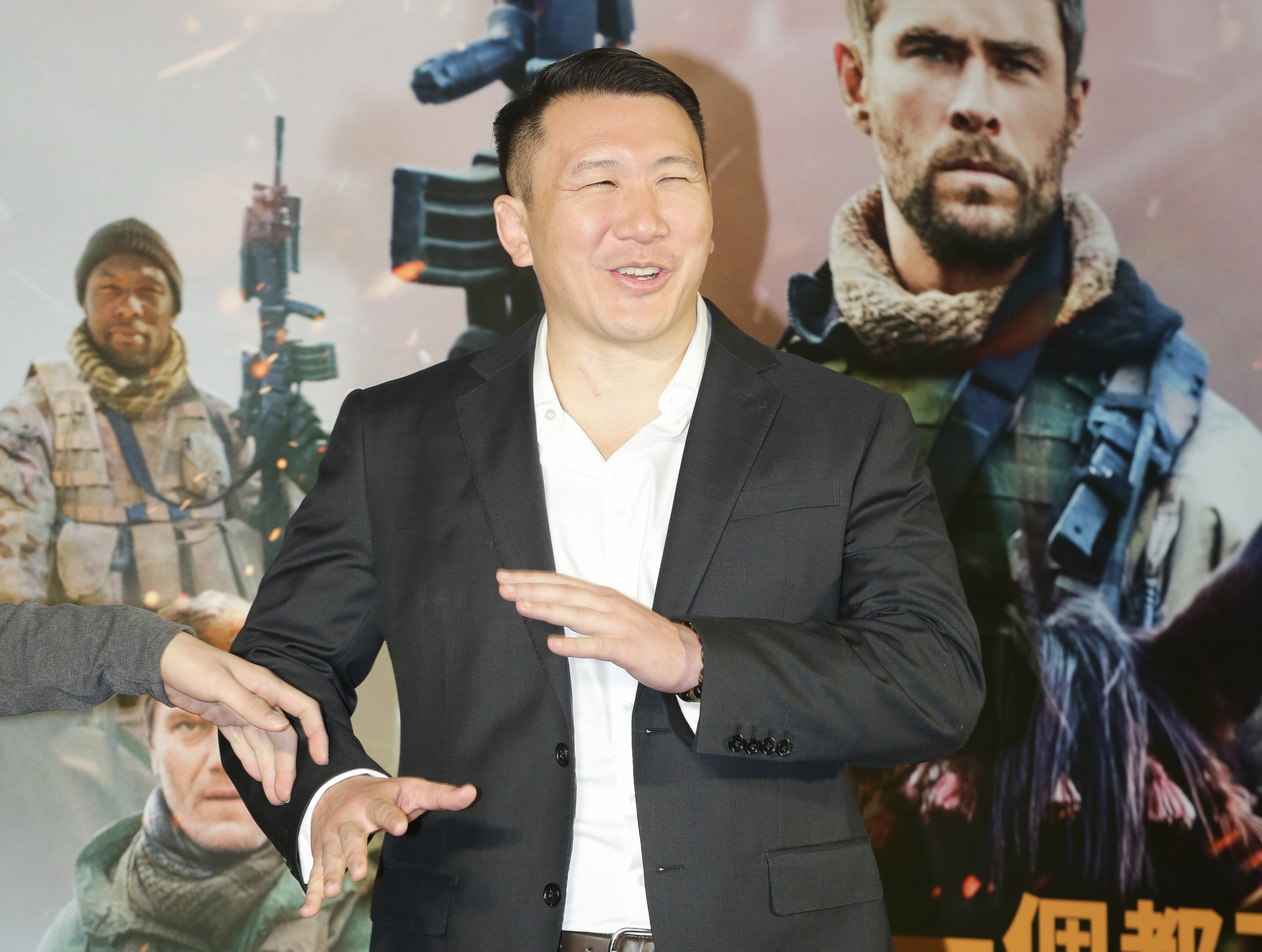 余靖曾在美國綠扁帽部隊服役多年，他受邀欣賞電影《12猛漢》，並與媒體現身說法暢談當年的英勇事蹟。