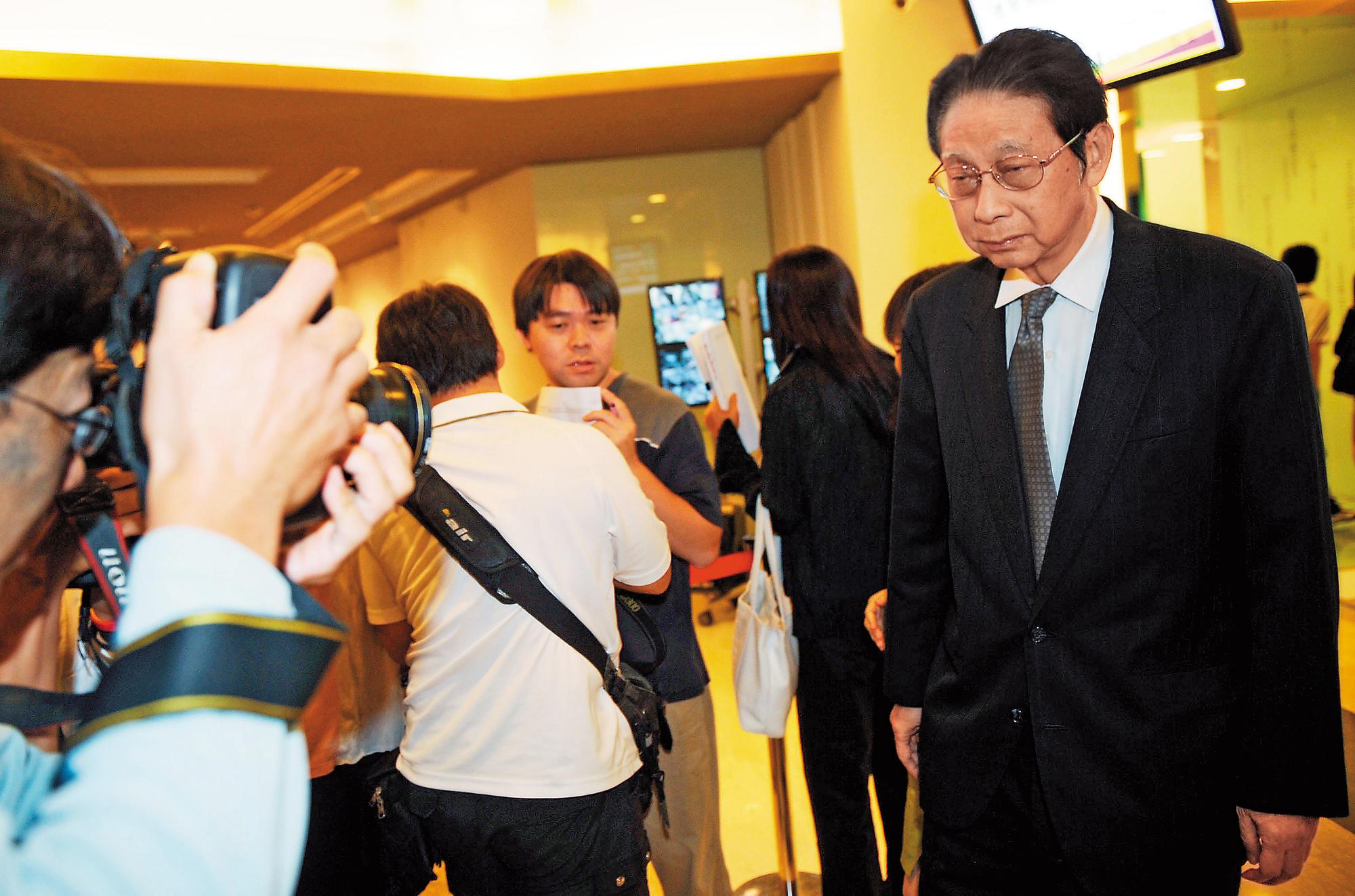中國文化大學董事長張鏡湖（右一）不滿校長選舉結果，頻出怪招阻止新校長如期上任。（中央社）