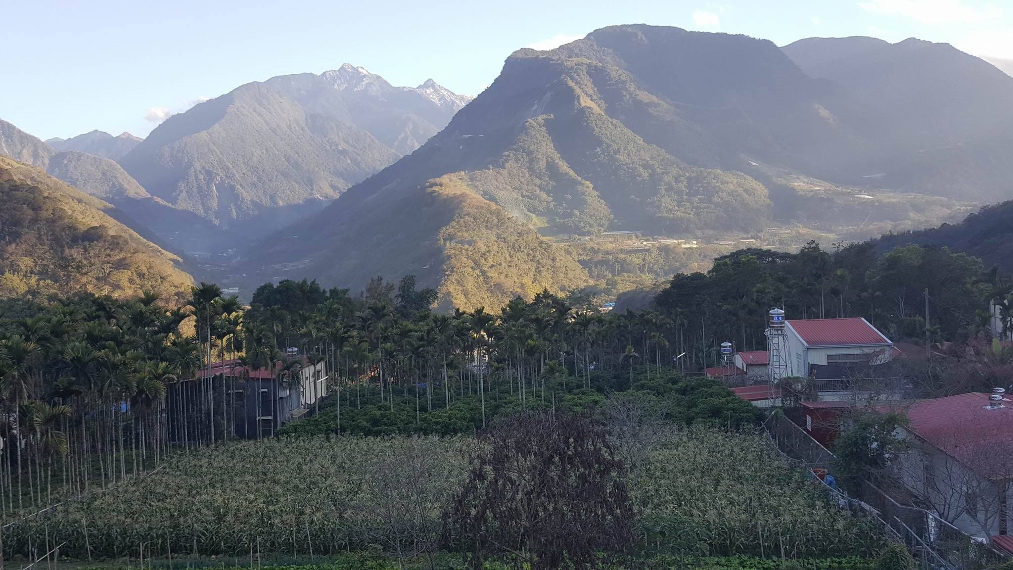 「達芭凱花園民宿」頂樓可以清楚瞧見左側留有殘雪的玉山和前方的阿里山山脈。（達芭凱花園民宿提供）