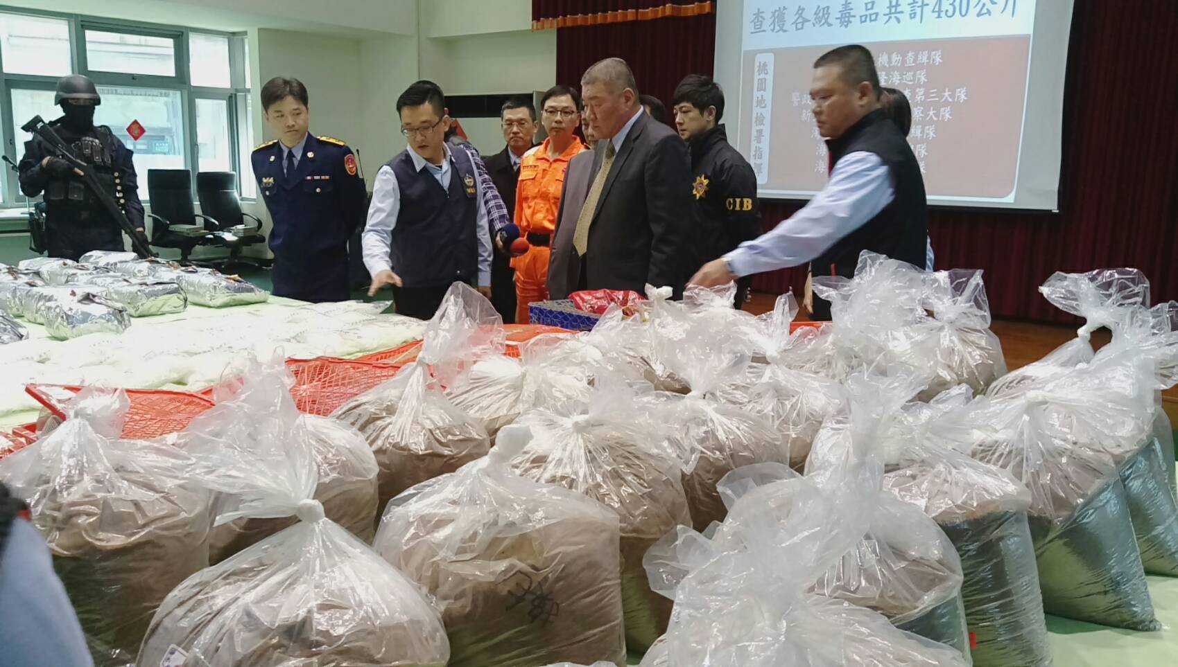 新竹籍漁船昌盛六號涉嫌運輸毒品和偷渡客遭查獲。（翻攝畫面）