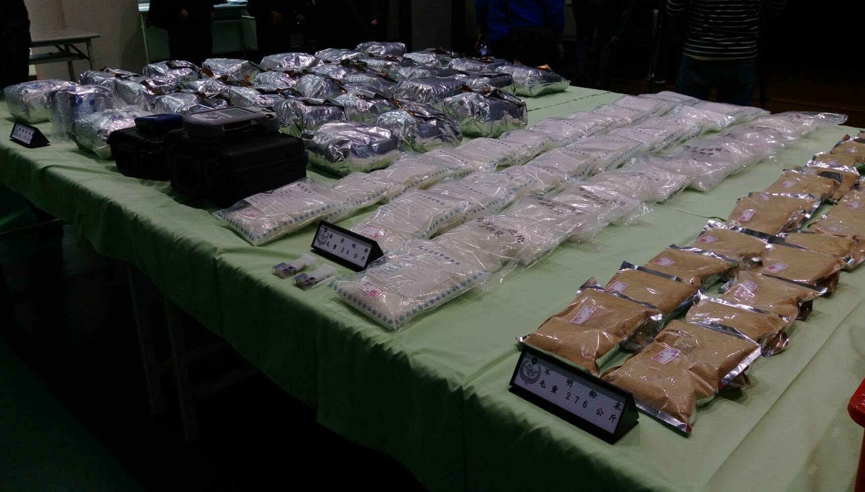 昌盛六號漁船被起出大批毒品和原料。（翻攝畫面）