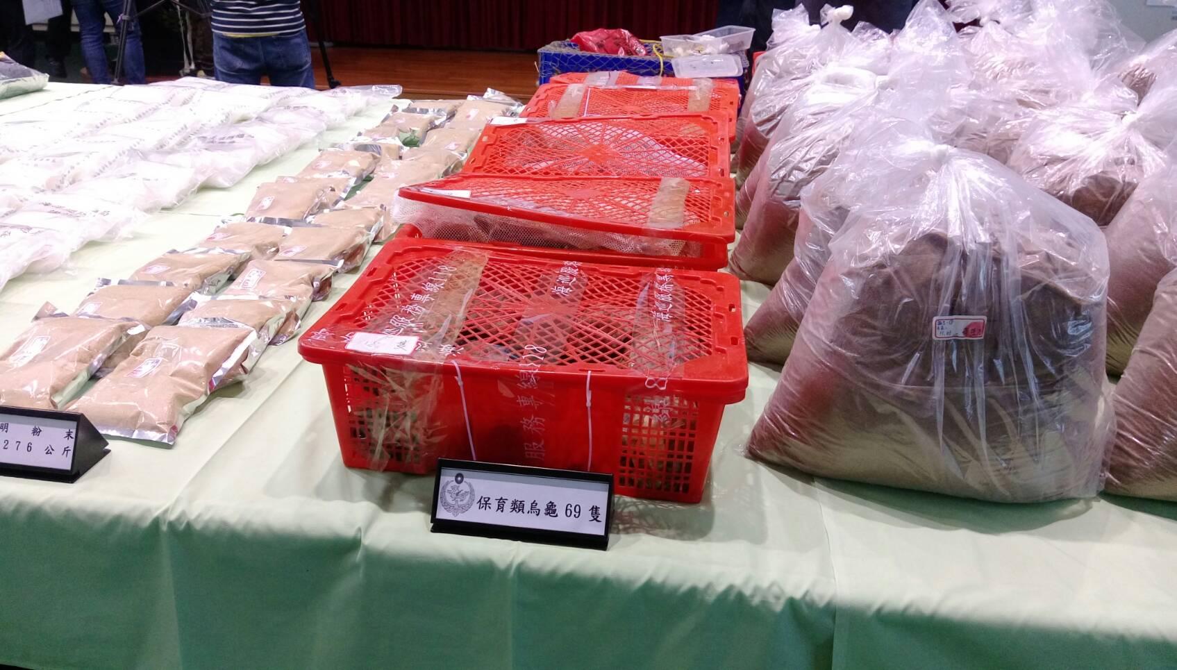 返航的台灣船上出現69隻保育類食蛇龜,令查緝人員感到不解。(翻攝畫面)
