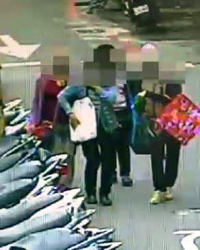 祈福黨的女性犯嫌們在夜市尋找老婦人下手。（警方提供）