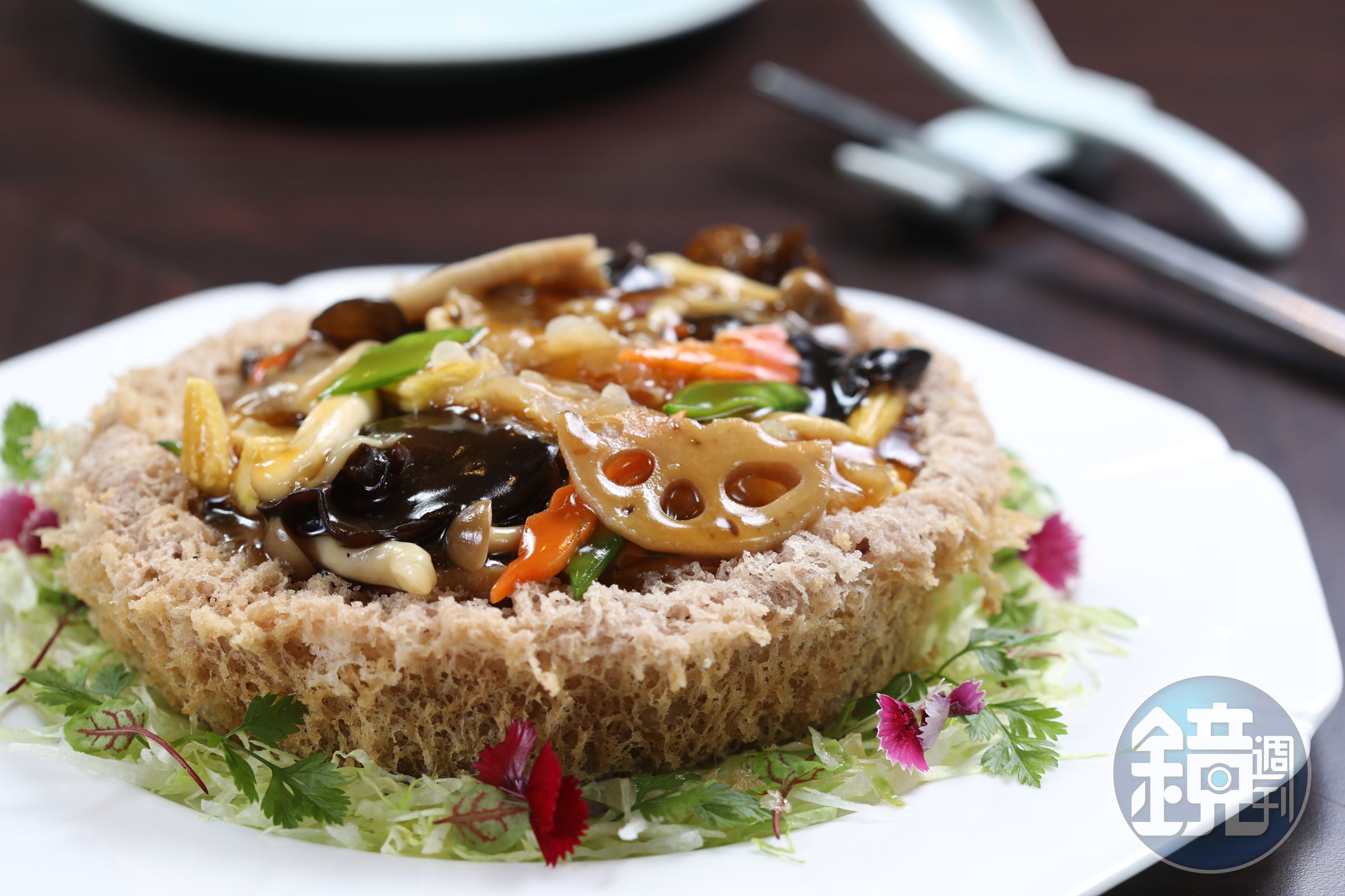 「蜂巢荔茸羅漢齋」以多樣蔬菜搭配酥炸蜂巢狀芋泥，口感豐富。（320元／份）