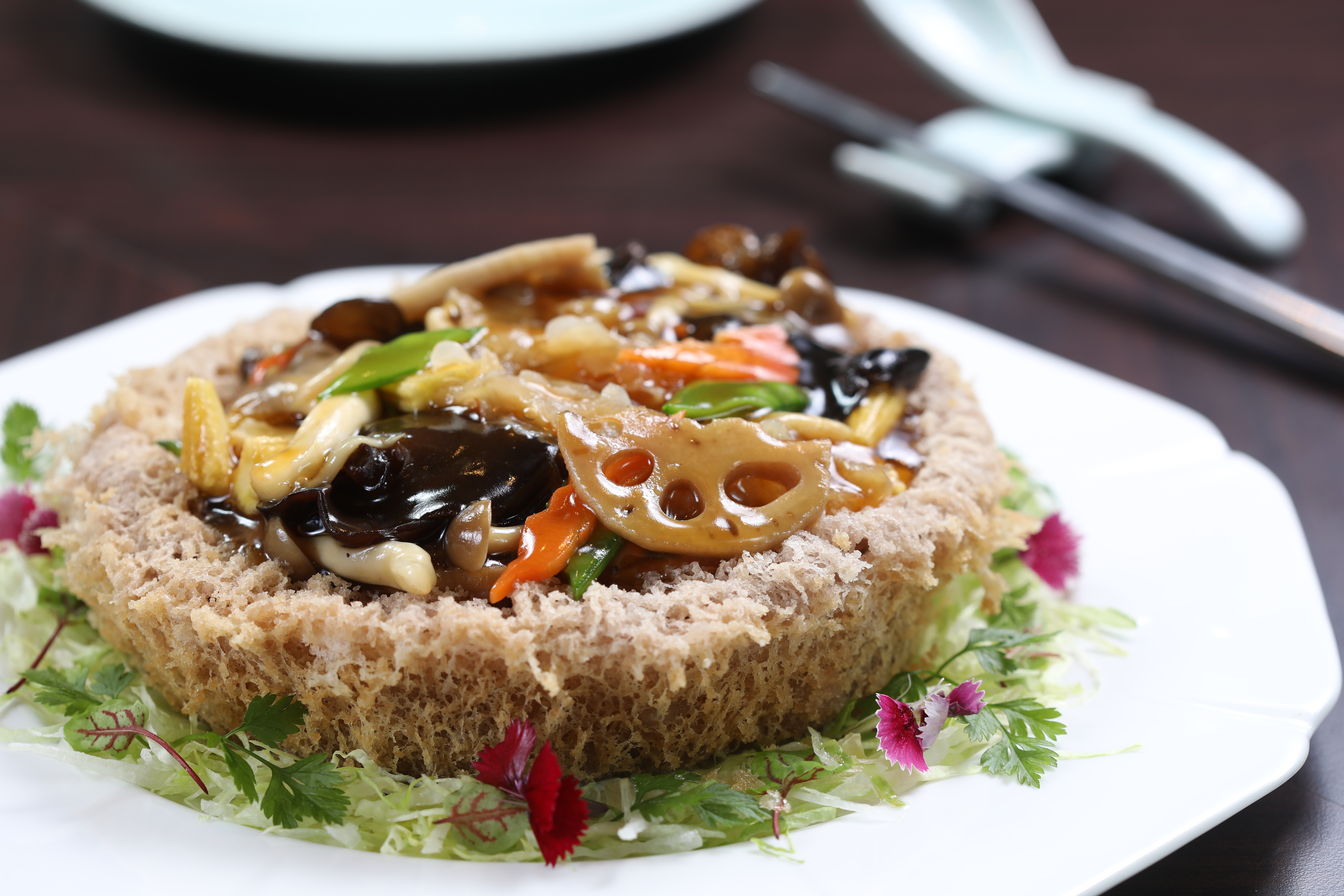 「蜂巢荔茸羅漢齋」以多樣蔬菜搭配酥炸蜂巢狀芋泥，口感豐富。（320元／份）