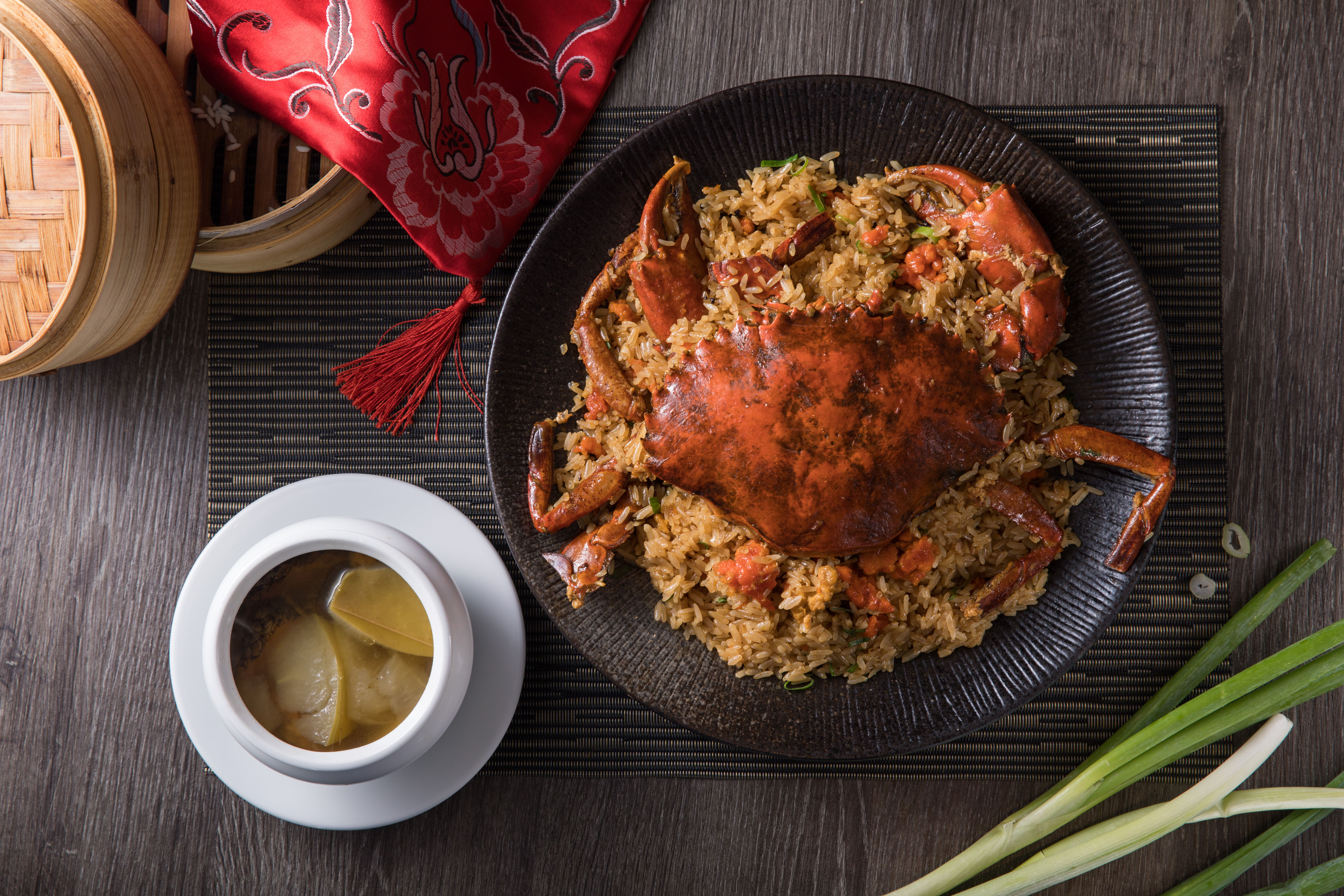 ｢古法沙母炒糯米」米粒黏糯、蟹黃橙黃飽滿。（1,680元／沙母一斤，圖示為1,680元）