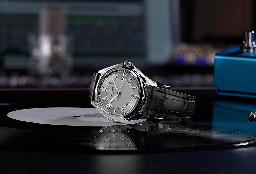 FIFTYSIX®自動上錬日期腕錶，定價約NT$372,000。