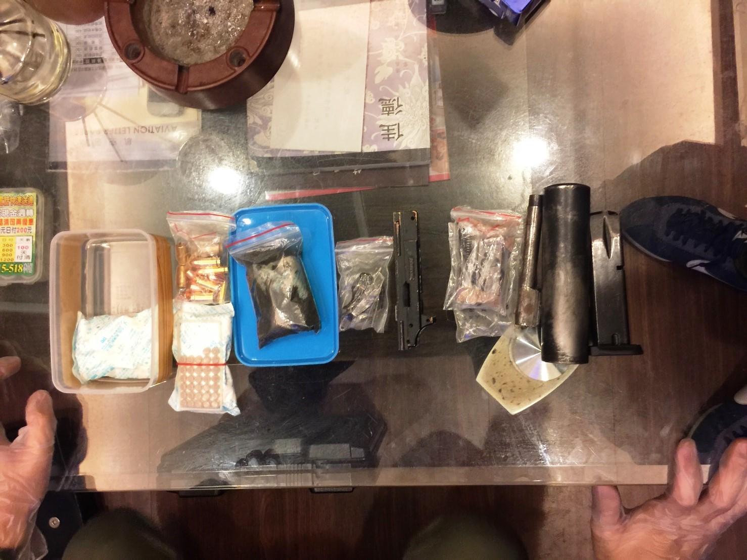 暗櫃內起出3把改造手槍,以及槍枝改造工具和毒品。(警方提供)