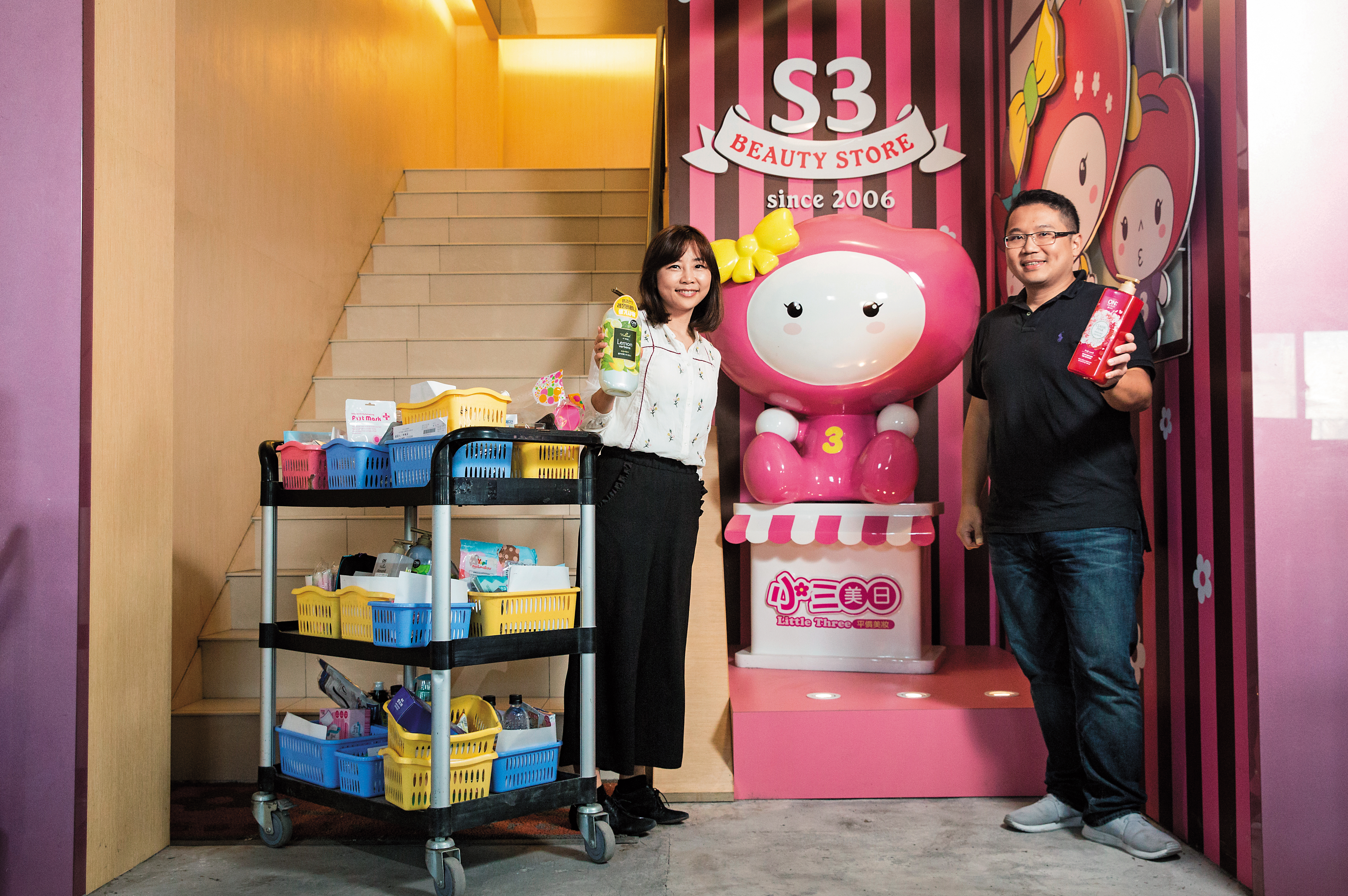 許婕穎（左）與許書林（右）兄妹從做平行輸入美妝產品起家，創立小三美日如今是國內最大美妝垂直電商，去年營收達20億元。