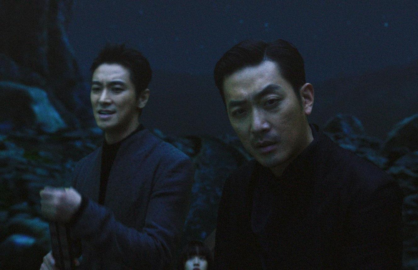 《與神同行》觀影已突破1300萬人次，讓河正宇（右）、朱智勳成為韓國影壇最炙手可熱的演員。（釆昌國際多媒體提供）