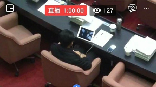 遭網友爆料在議場中用平板看電影，且疑似觀看盜版片，林俊憲在臉書大動作回應。（翻攝網路）
