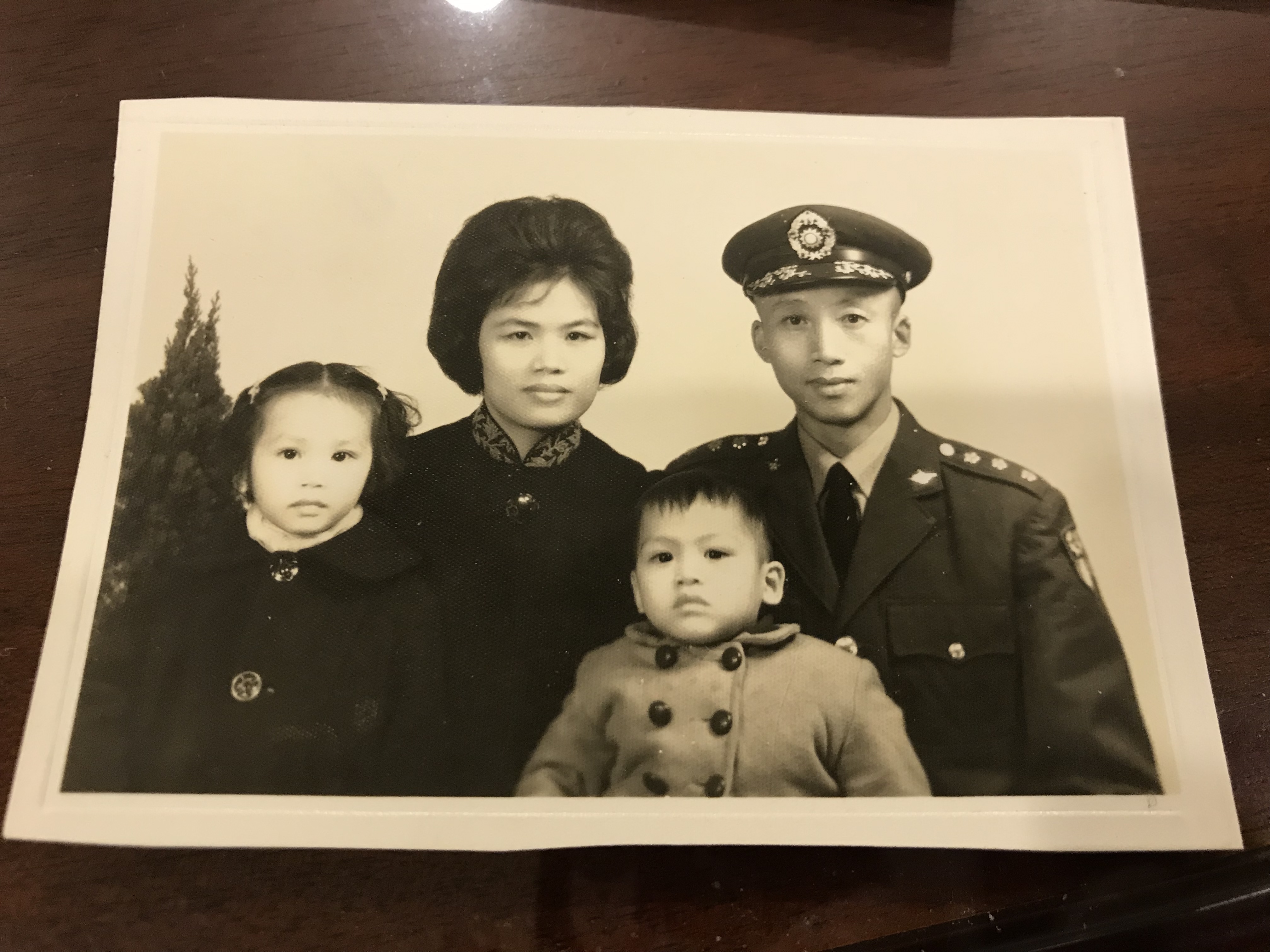 盧希鵬父親(右上)當年投筆從戎,來台後進入文大擔任英文系教授,一直對於能在文大教書引以為傲,這也是盧希鵬(右下)願意參加文大校長遴選的主因。(盧希鵬提供)