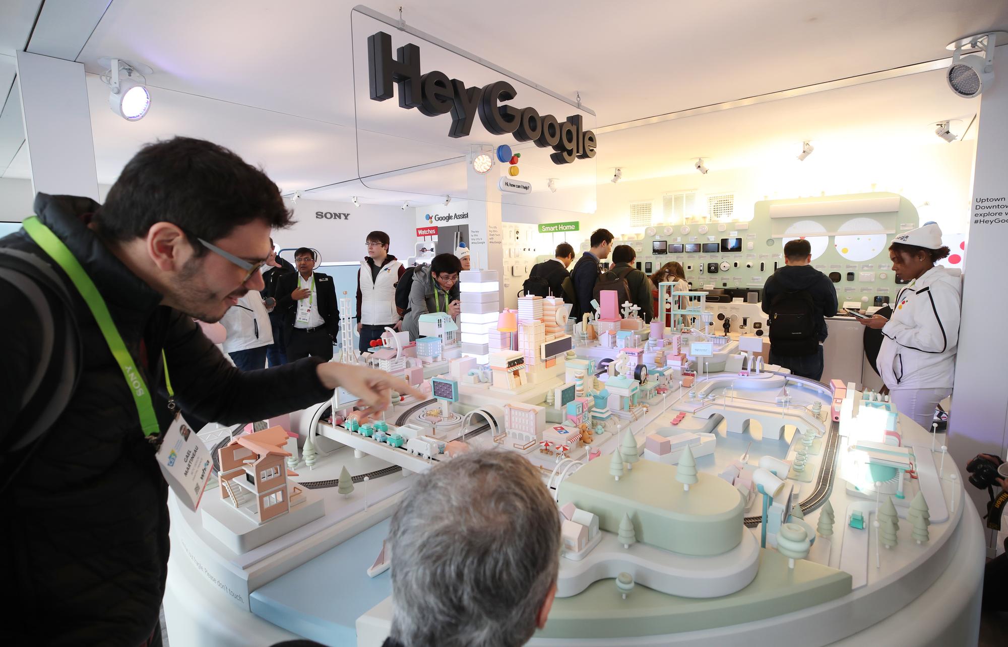 全球最大的消費電子展CES,參觀民眾在谷歌的展覽攤位「谷歌廊」(Google Gallery)駐足。(東方IC)