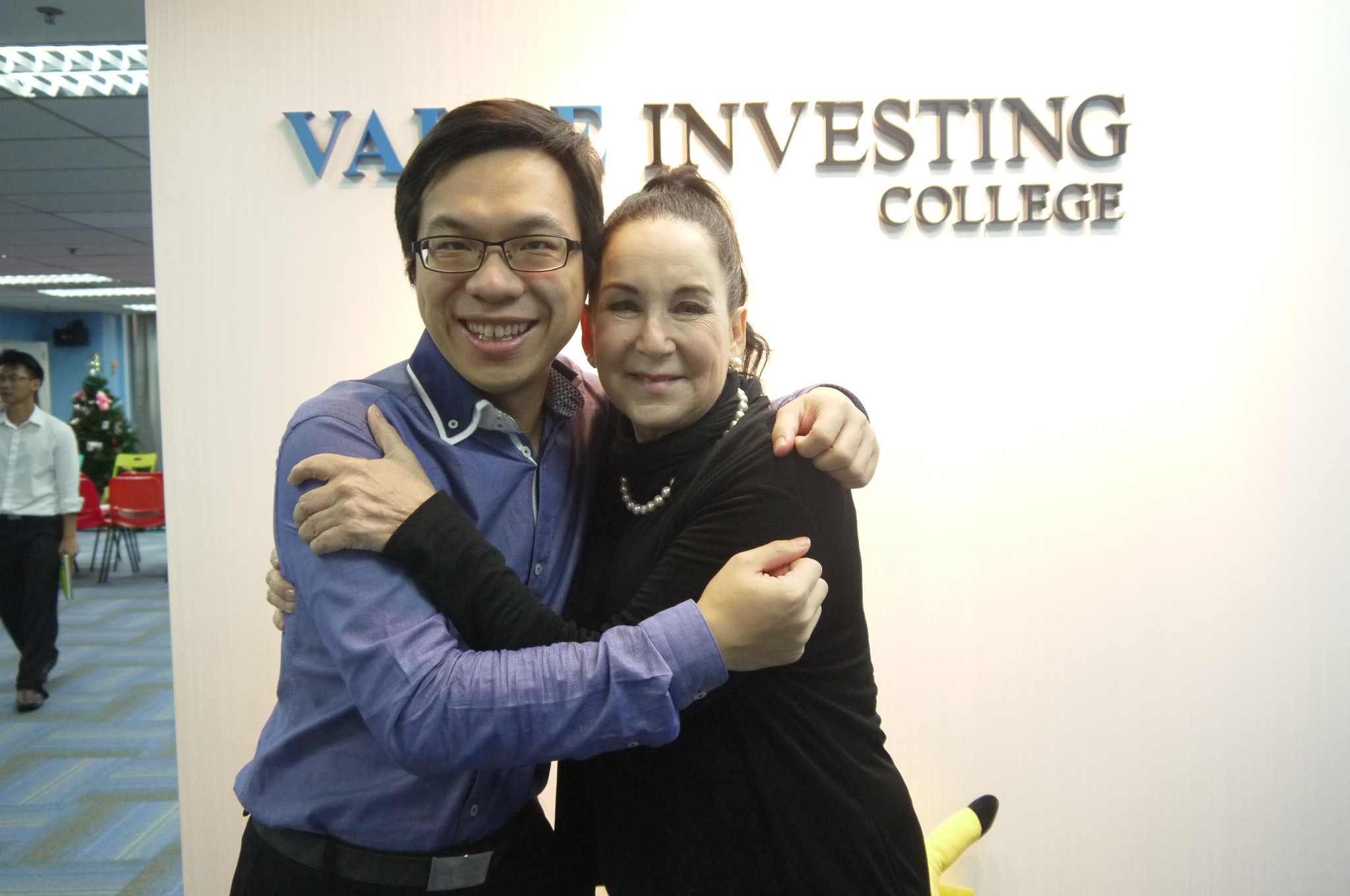 林修禾很幸運地能夠近距離向巴菲特前媳婦——瑪莉巴菲特（右）請益個人投資學。（林修禾提供）