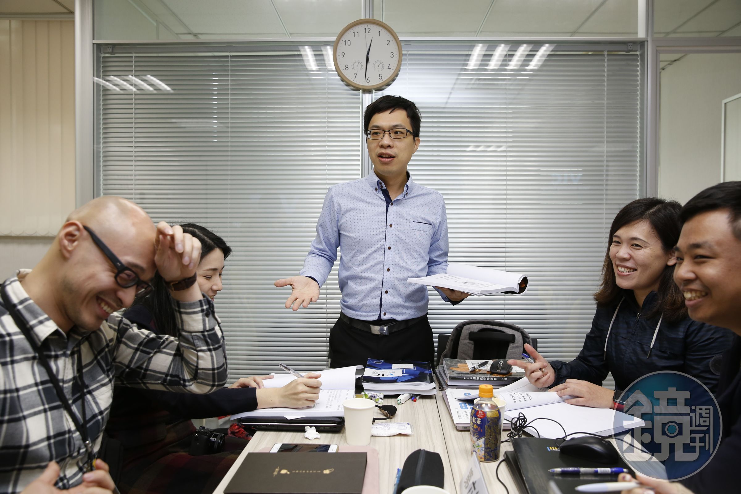 林修禾（中）樂於和人分享、討論價值投資法。