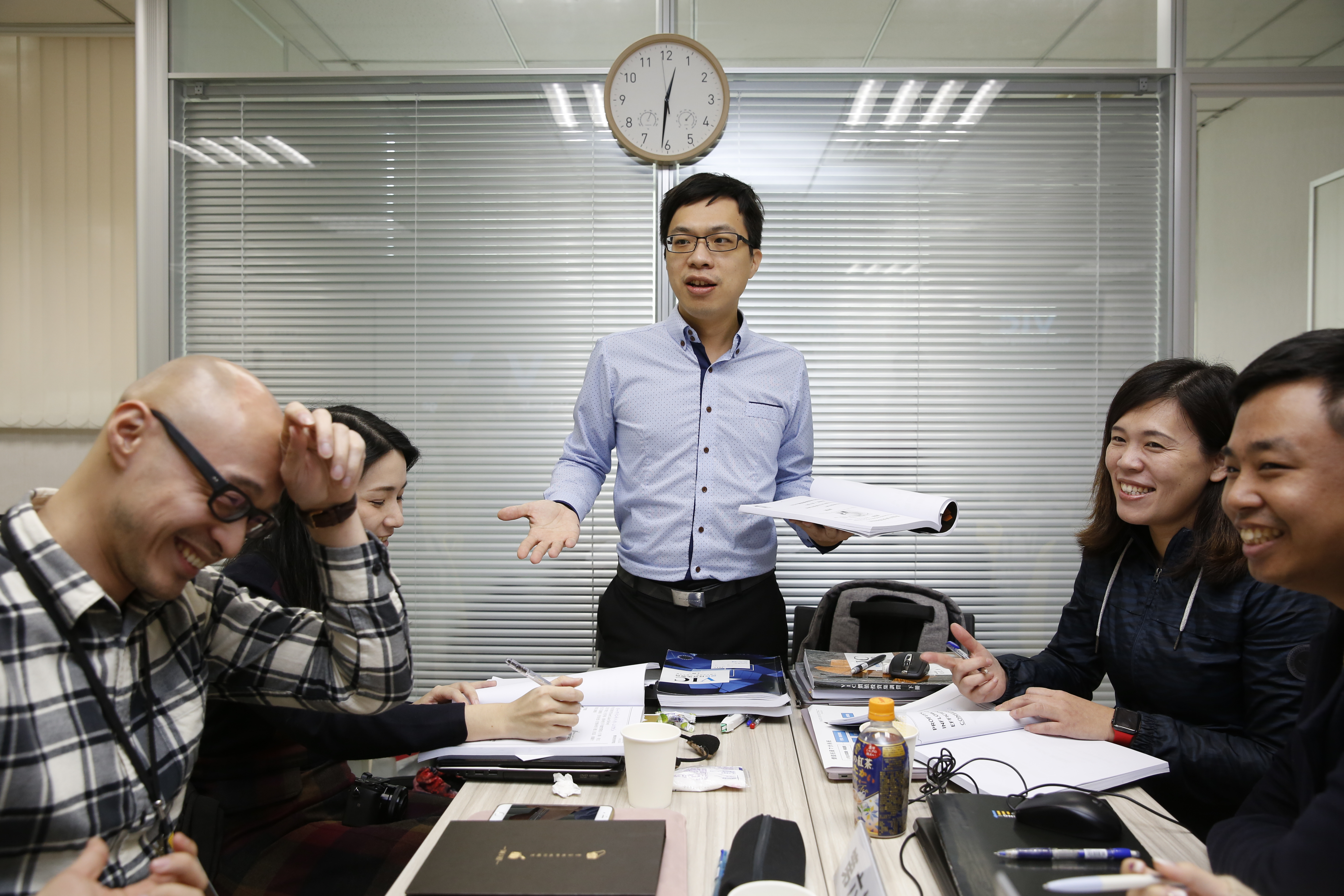 林修禾（中）樂於和人分享、討論價值投資法。