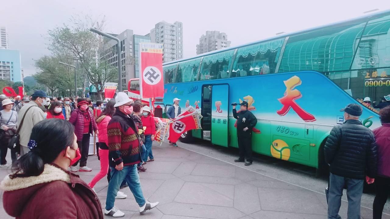 「德國舊馬克協會」在台北101德國在台協會外揮舞納粹旗幟，讓國際旅客感到不可思議。（警方提供）
