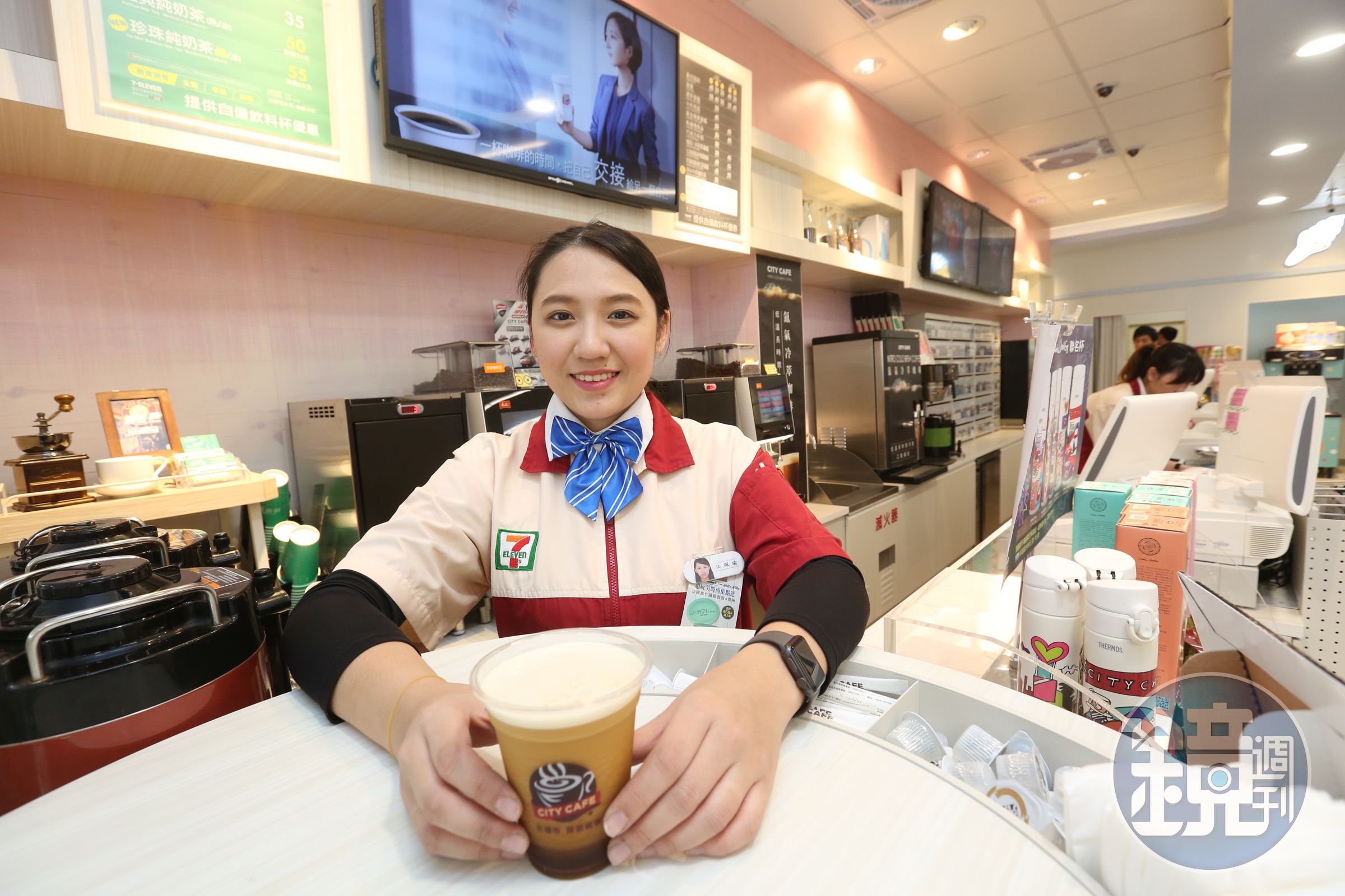 7-ELEVEN新型態店將超商與coffee shop兩種業態區塊結合。