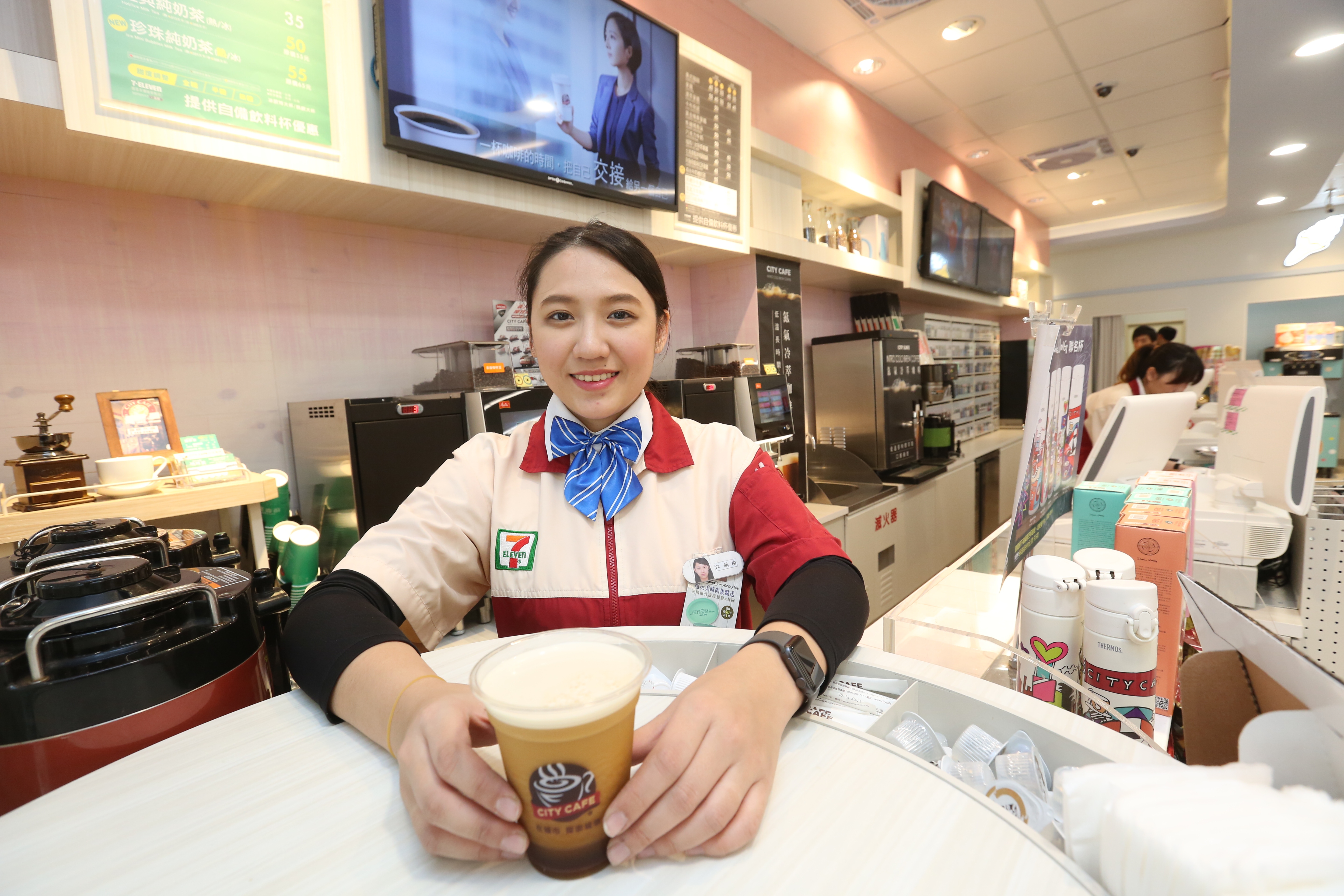 7-ELEVEN新型態店將超商與coffee shop兩種業態區塊結合。