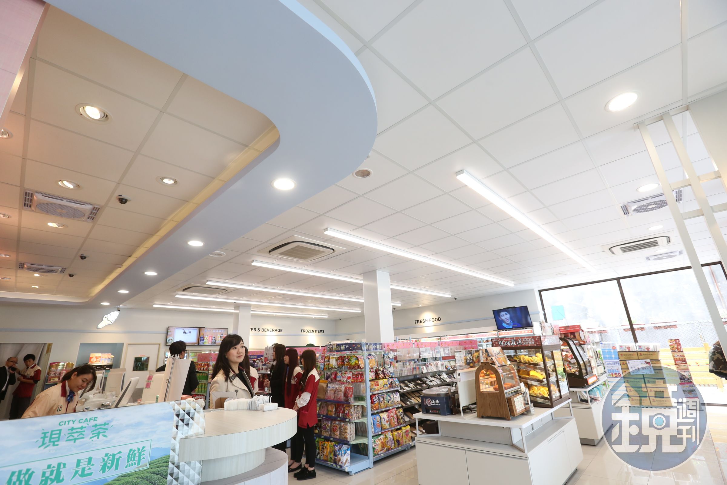 7-ELEVEN在賣場的櫃台設計、壁面色系都做了調整。