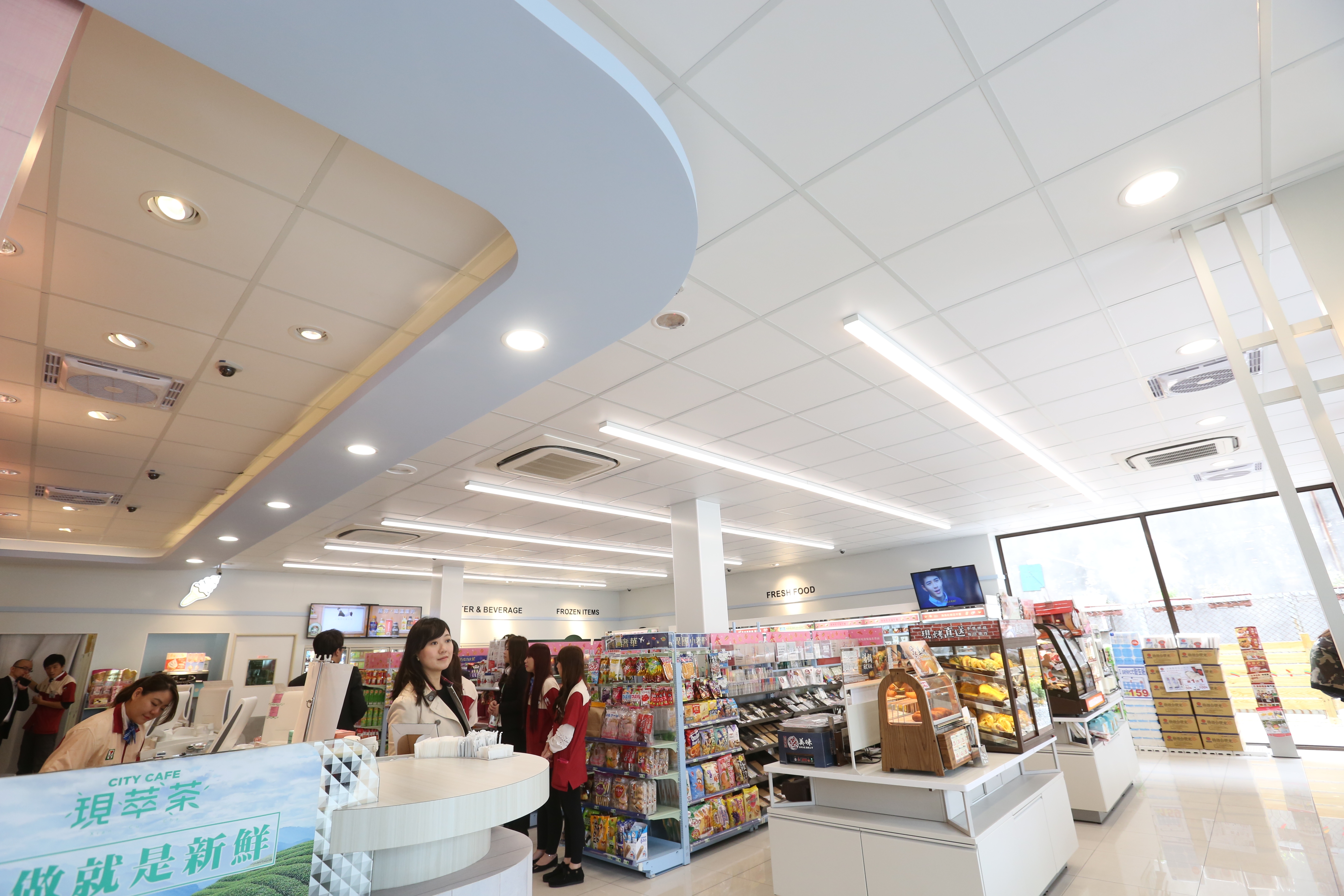 7-ELEVEN在賣場的櫃台設計、壁面色系都做了調整。