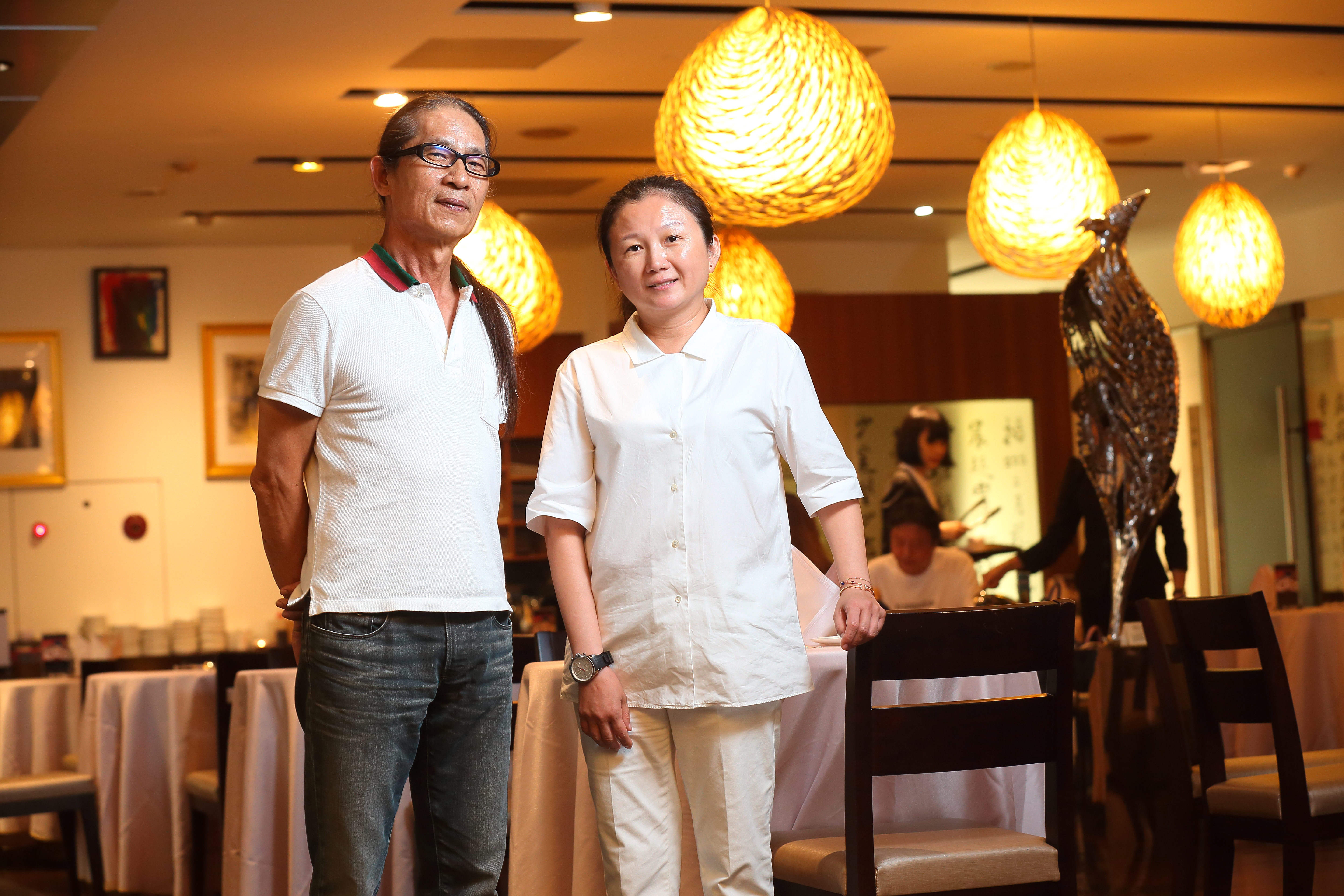 黃棐音（右）前些年都在上海打拚，看著上海新天地從無到有，近年才回來管理台灣店。圖為黃棐音與客人合影。
