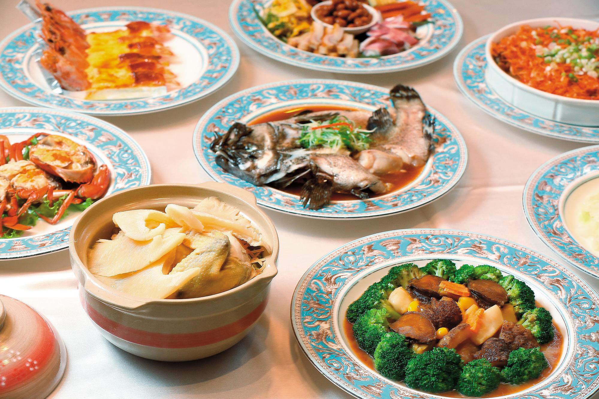 雞煲翅及焗烤明蝦等8道大菜組成的年菜料理。( 9,800元/6人份,運費300元)