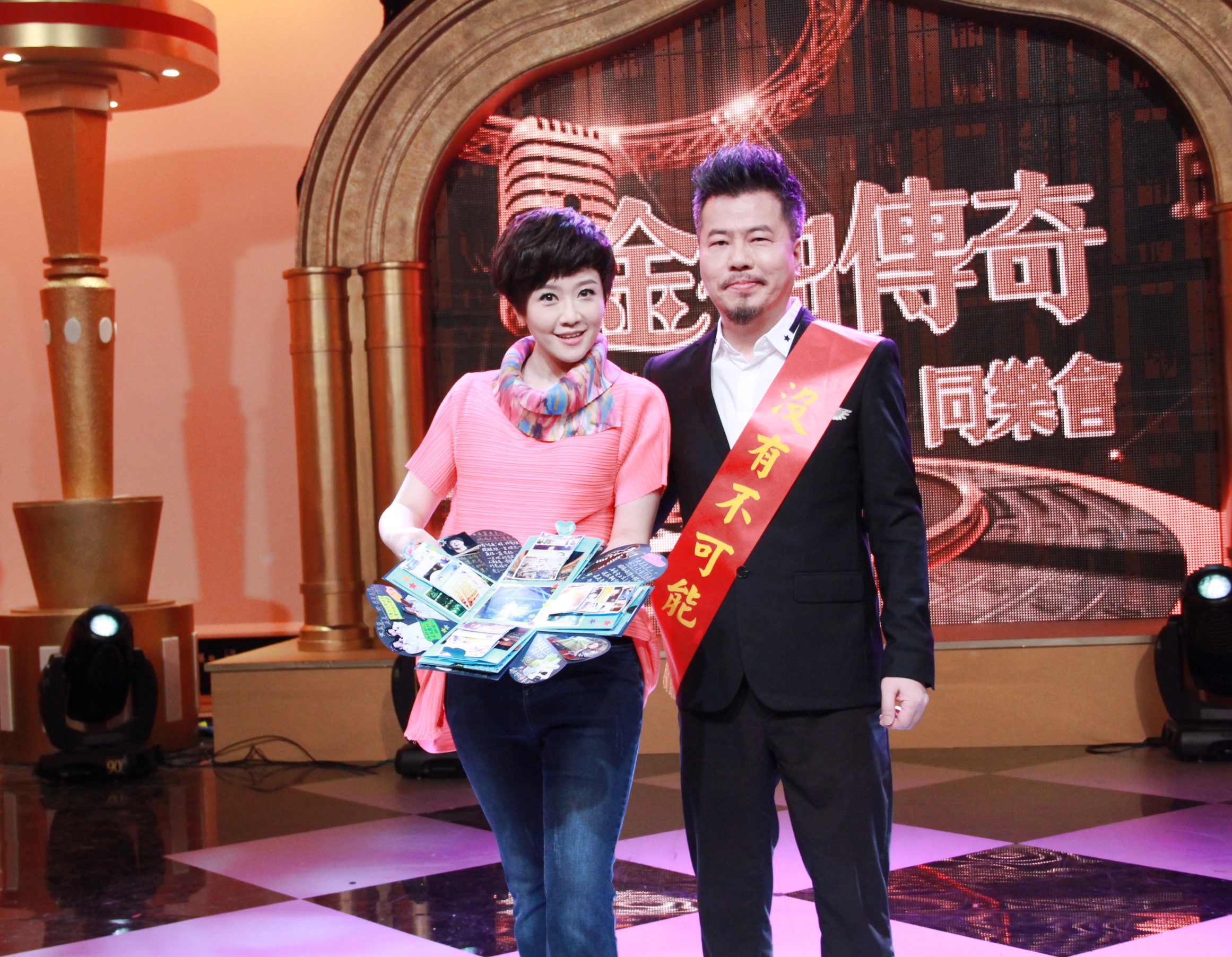 黃國倫在年代電視開新節目，經紀人老婆寇乃馨偷偷到錄影現場給他一個驚喜。（年代提供）