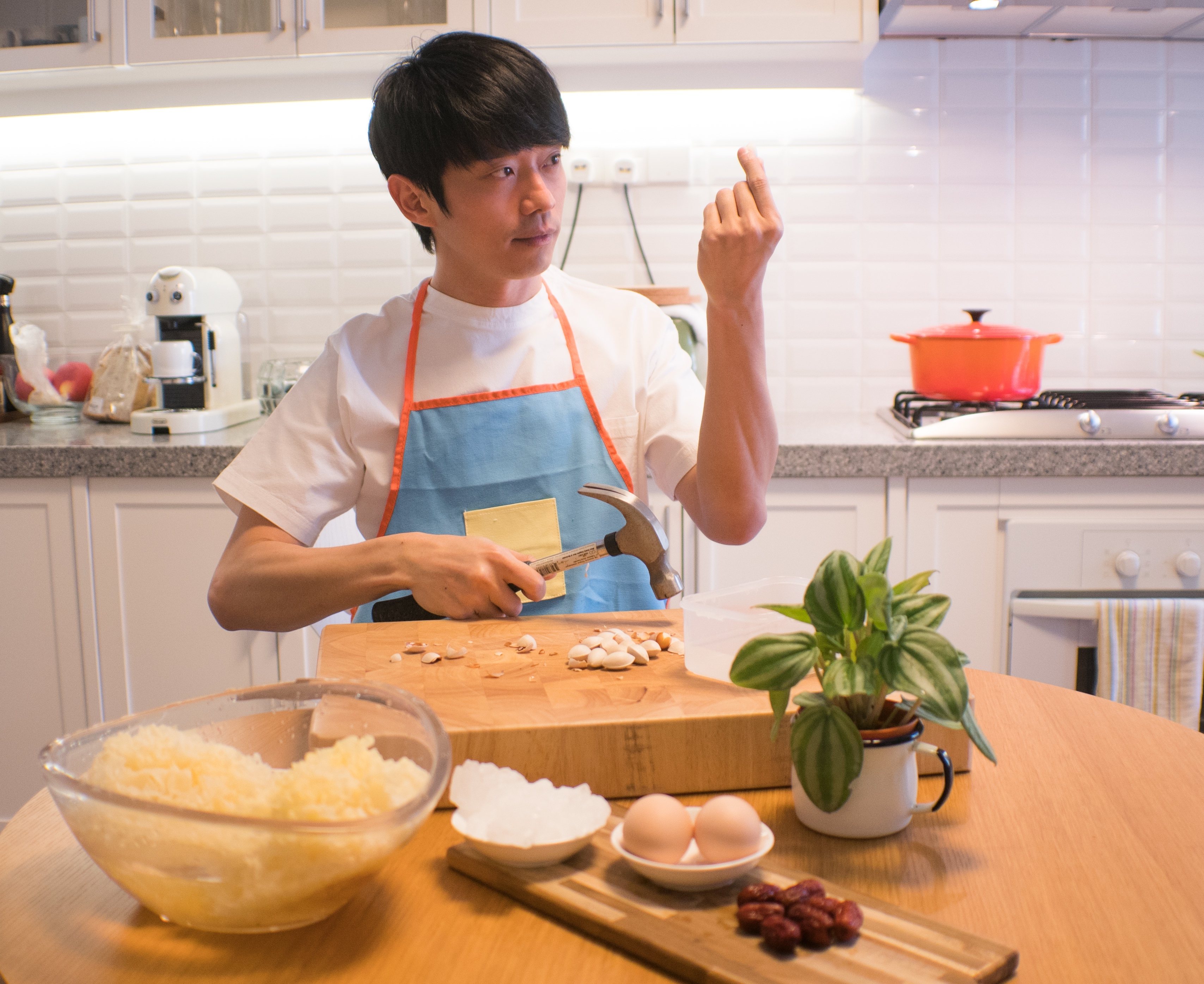 張棟樑演唱會倒數10天，壓力大到煲湯養身兼舒壓。（紅豆娛樂提供）