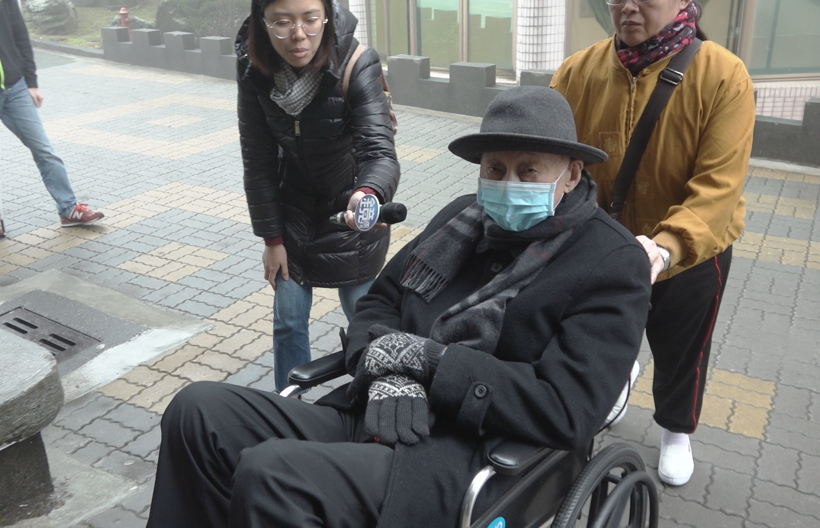 中國文化大學董事長張鏡湖刊登報紙廣告，指控《鏡週刊》報導不實，且未向他查證，事實上早在今年1月19日，本刊就曾當面詢問他。