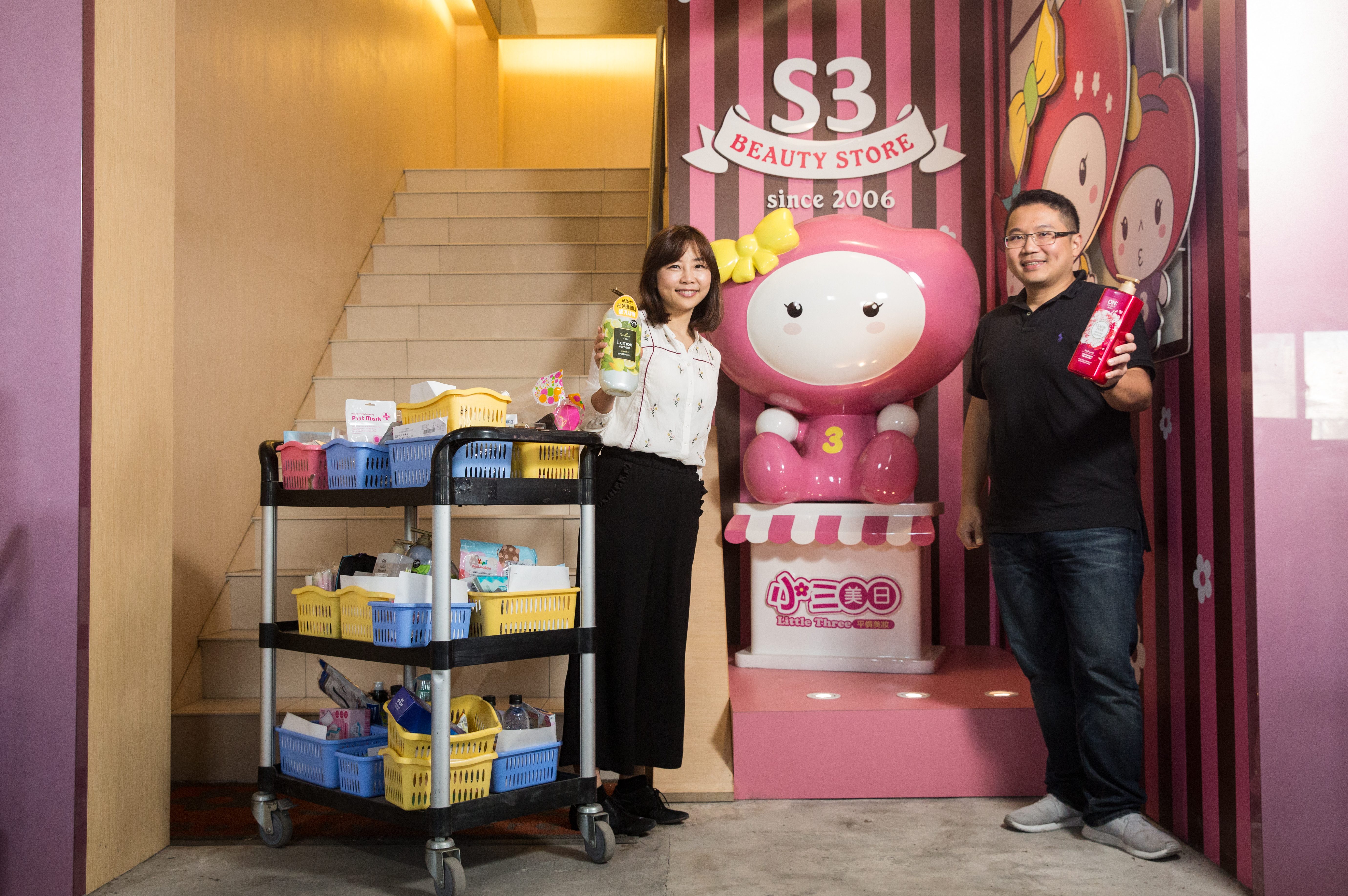許婕穎（左）與許書林（右）兄妹從做平行輸入美妝產品起家，創立小三美日如今是國內最大美妝垂直電商，年營收達20億元。