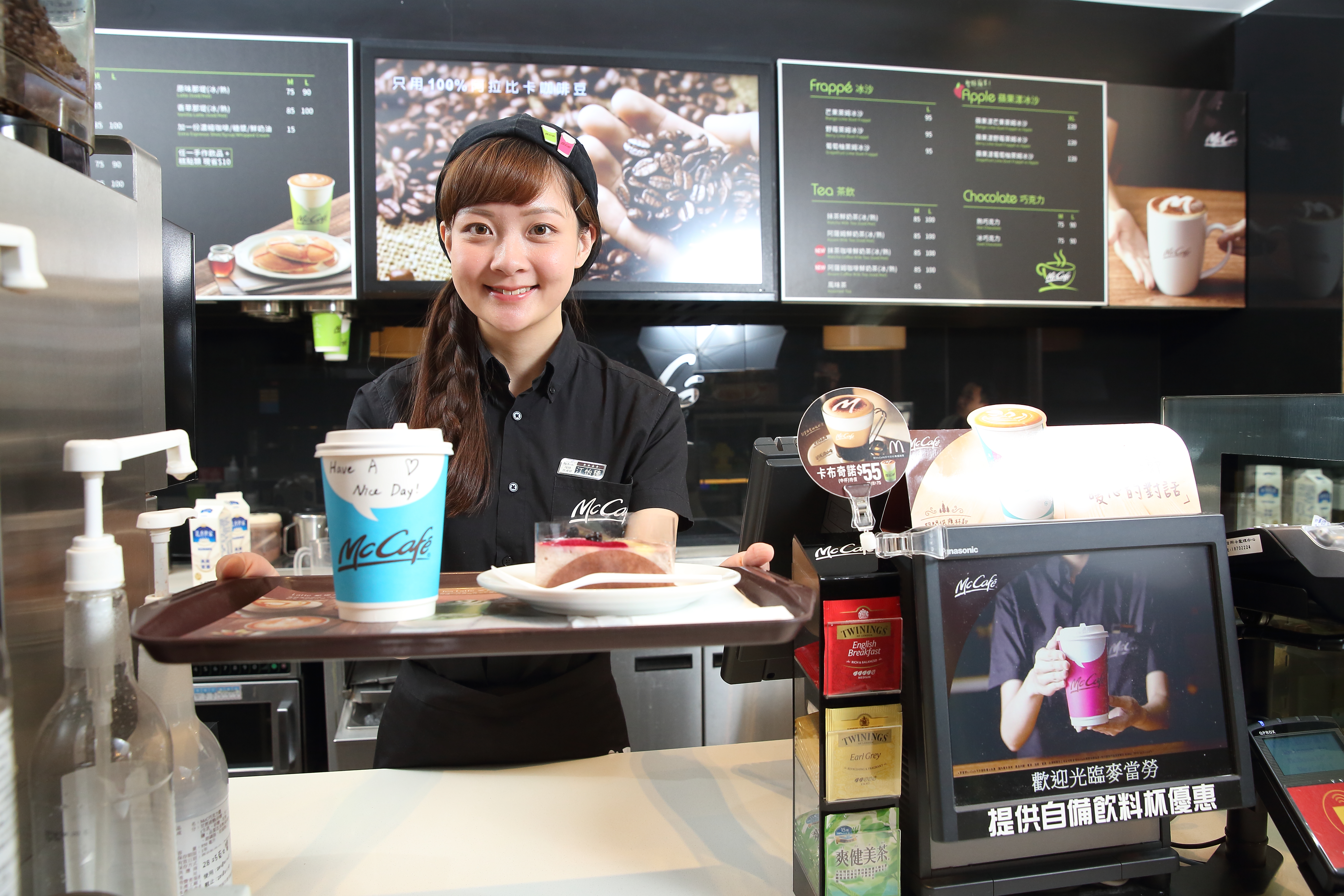 McCafé旗艦櫃有專業咖啡師駐點，今年還調整商品線，藉此提升品質與多樣性。
