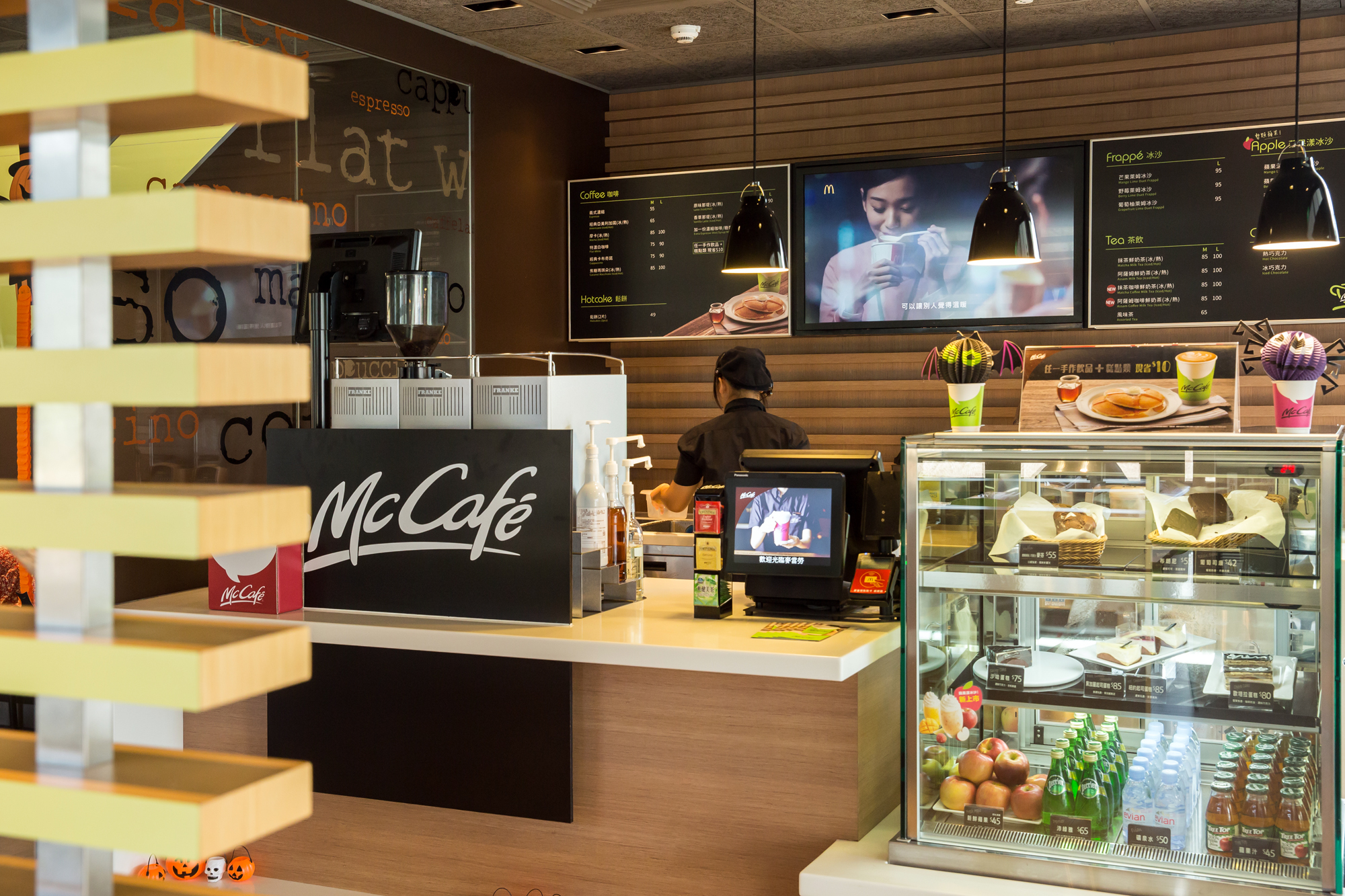 台灣麥當勞去年由目前擔任國賓飯店總經理的李昌霖接手,傳聞是愛喝咖啡的他決定大動作發展McCafé。