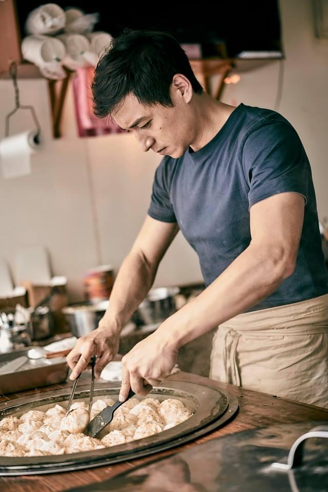 鄭人碩以前賣過水煎包，在戲中也搬演這一段。（翻攝自《上岸的魚》臉書）