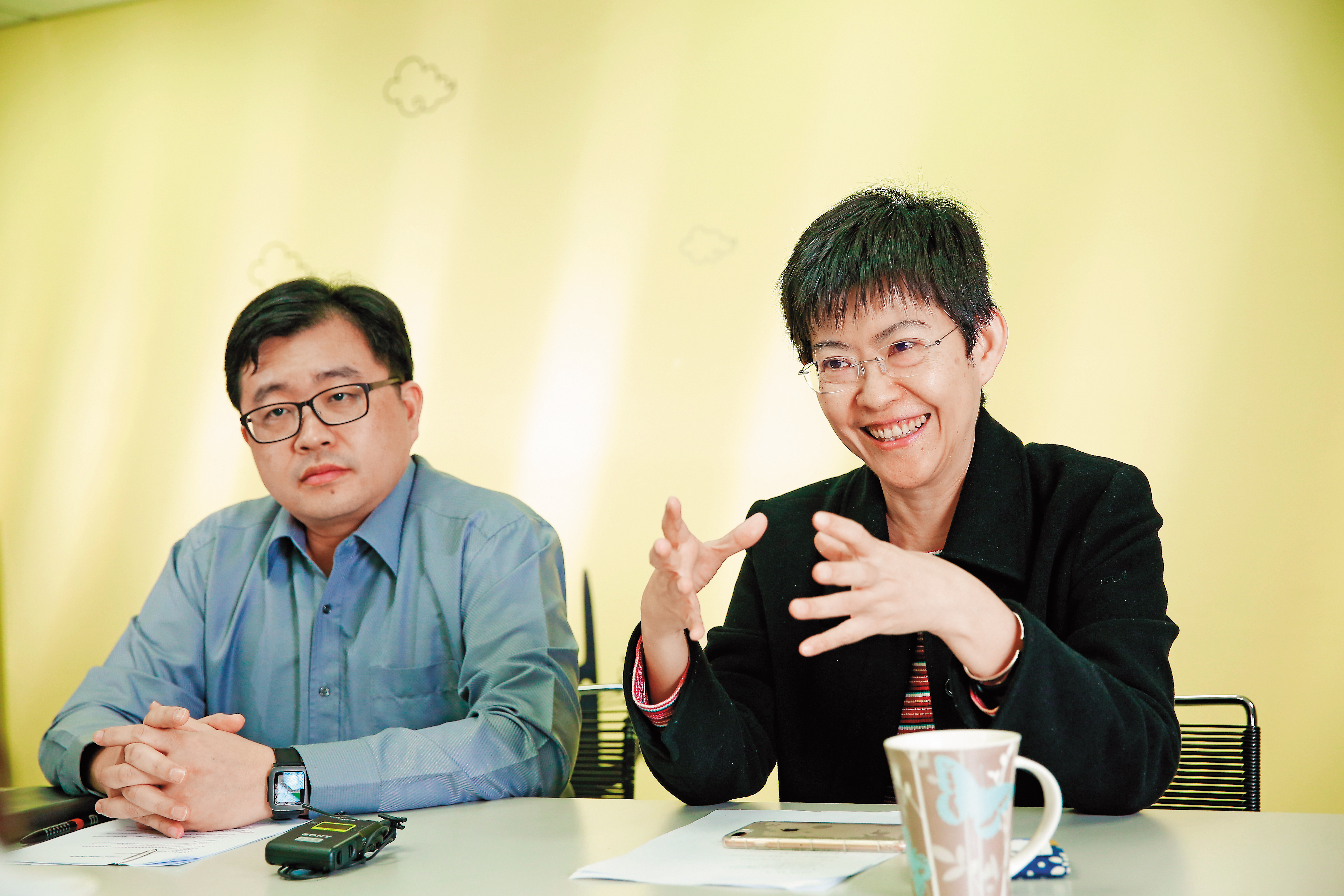 曹文傑（右）成立「全媒體專案中心」，除了負責「公視+」，還包括許多網路實驗專案，由經理林孟昆（左）負責操盤。
