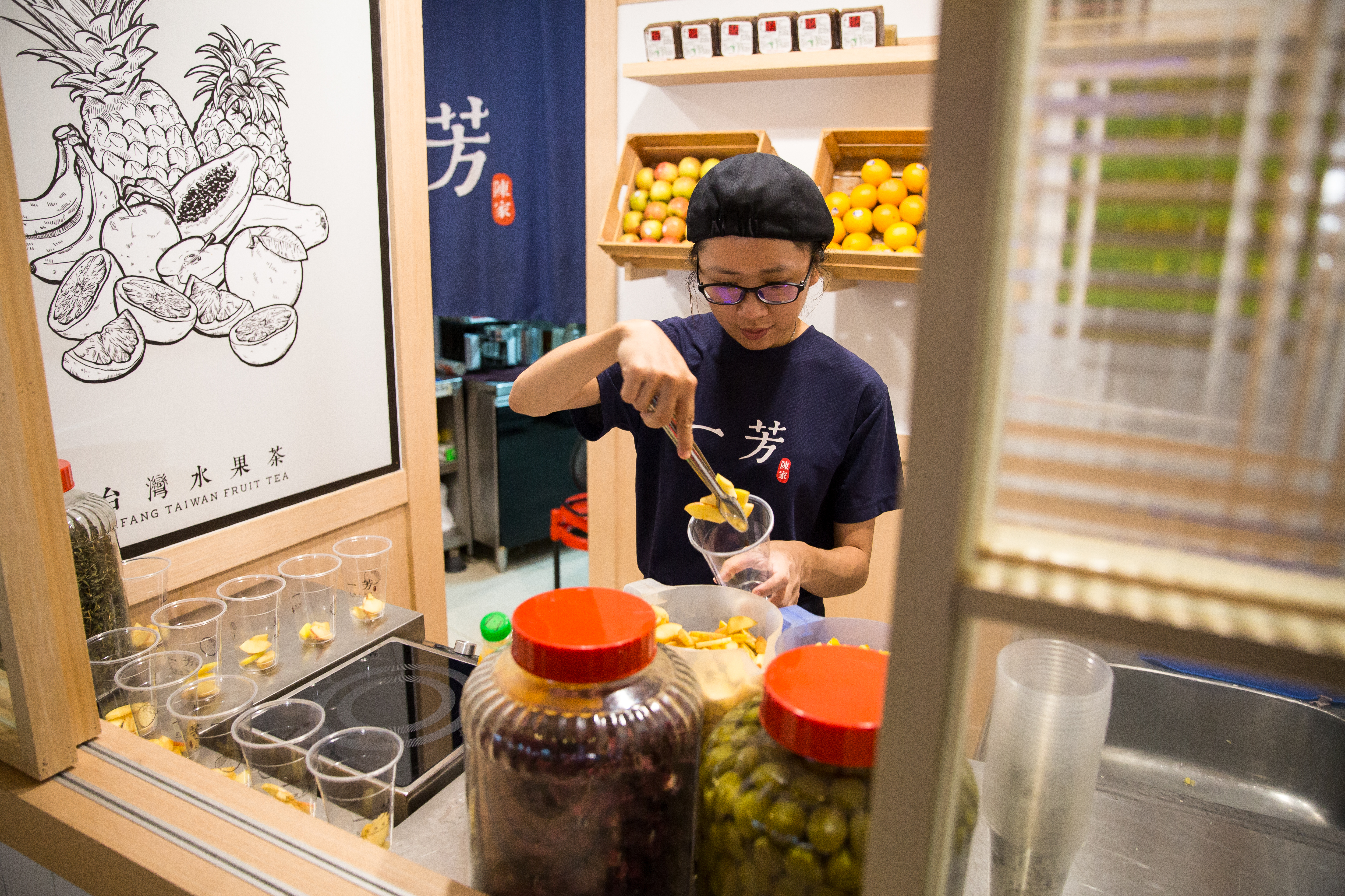 「一芳」店員公布招牌「水果茶」的成分，為「青茶、蘋果柳丁切片、釀鳳梨醬、百香果原汁」。