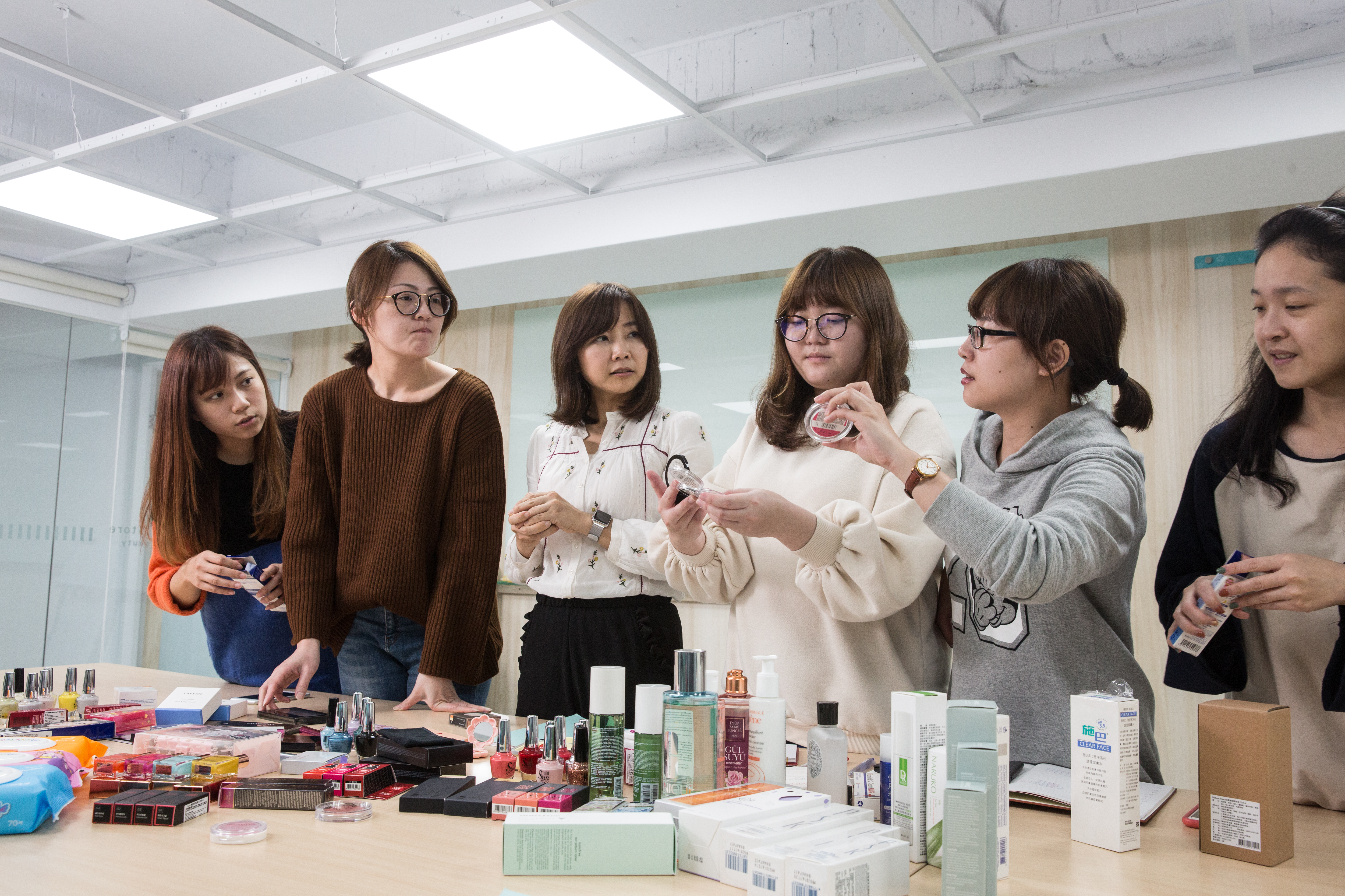 負責行銷業務的許婕穎（左3），每周定期和員工開主打商品與行銷策略會議。
