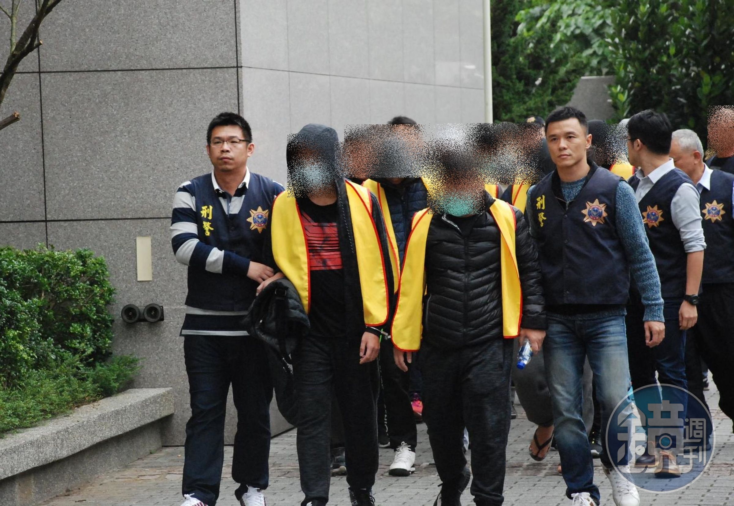 又有48名詐騙嫌犯在波蘭被捕。圖為刑事局移送詐騙嫌犯，非當事人。（刑事局提供）