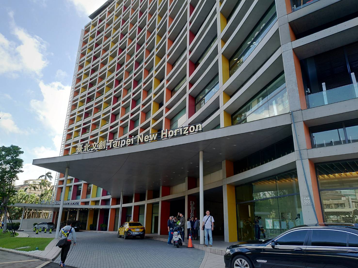 台北市松菸大樓下午驚傳槍響，凶嫌對空鳴10多槍後搭乘計程車逃逸。（資料畫面）