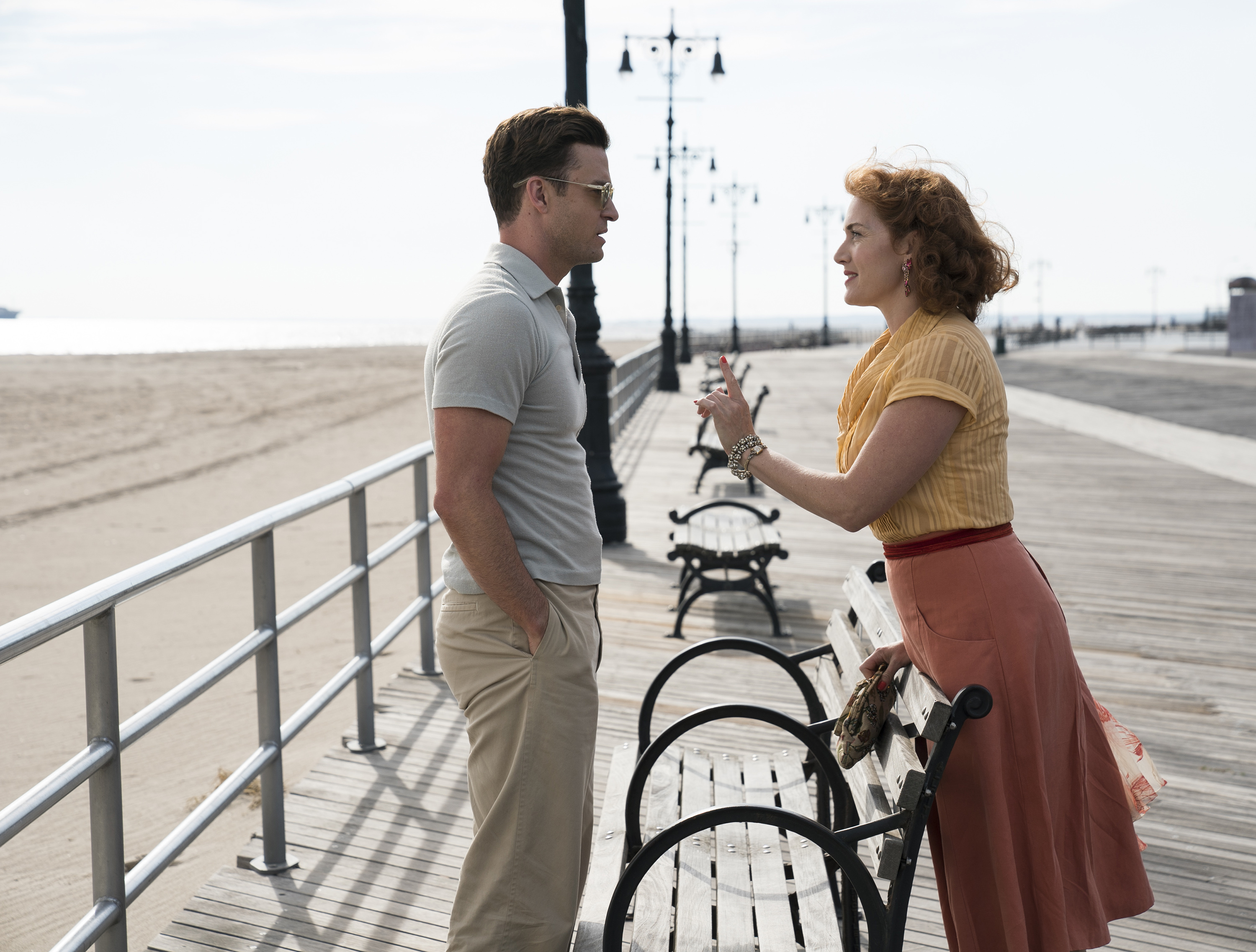 金獎影后凱特溫絲蕾（右）被伍迪艾倫逼出強大演技，她和賈斯汀提姆布萊克（左）在《愛情摩天輪》陷入一段瘋狂畸戀，浪漫過頭。