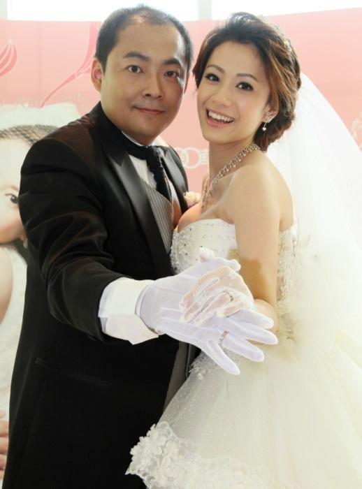 小三永遠是婚姻最大殺手，去年拆散不少銀色戀曲，柯以柔（右）和名廚老公郭宗坤（左）的婚姻風暴，如今仍陷僵局。