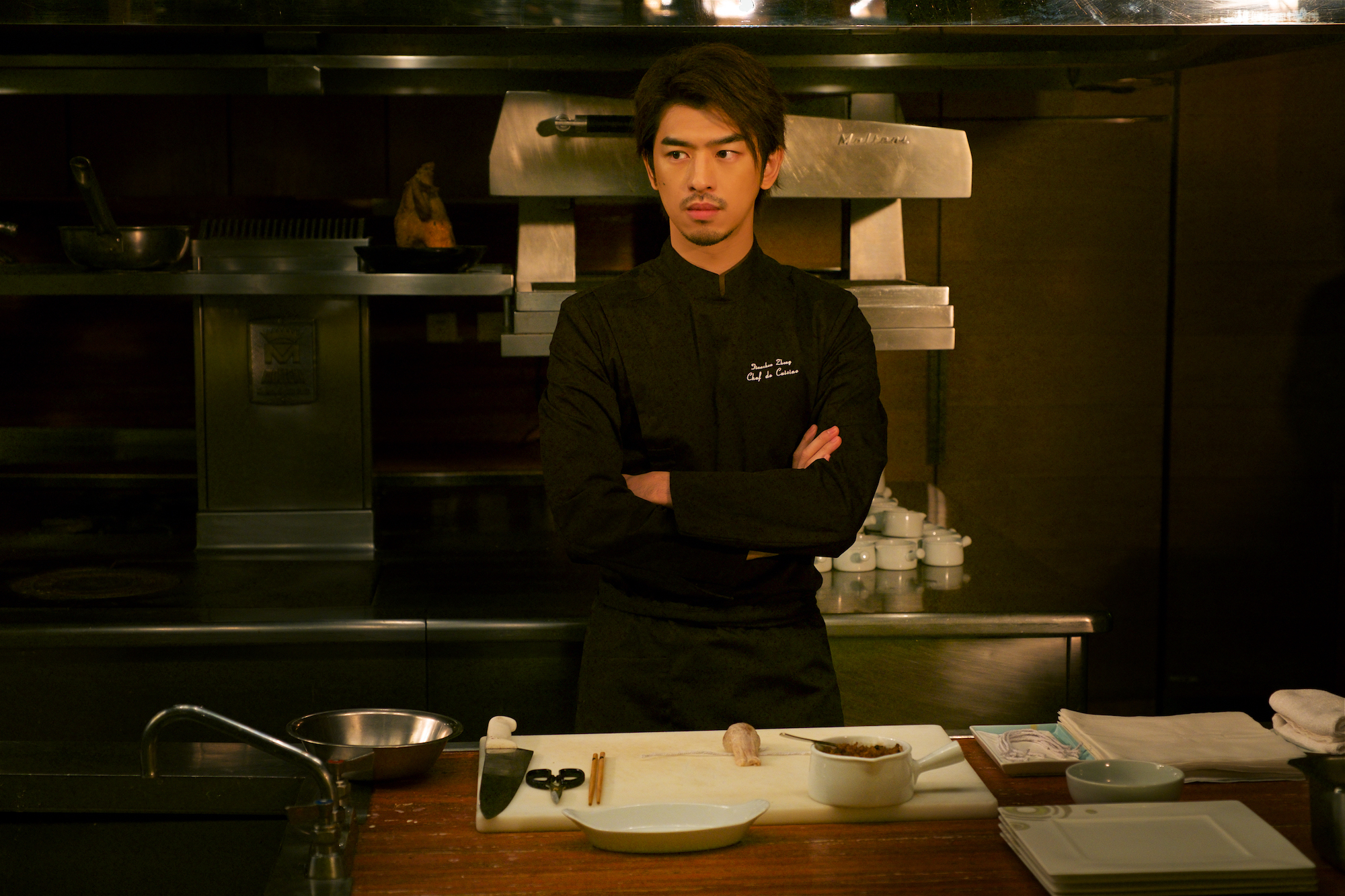 陳柏霖在《假如王子睡著了》中扮演帥氣大廚。（迪士尼提供）